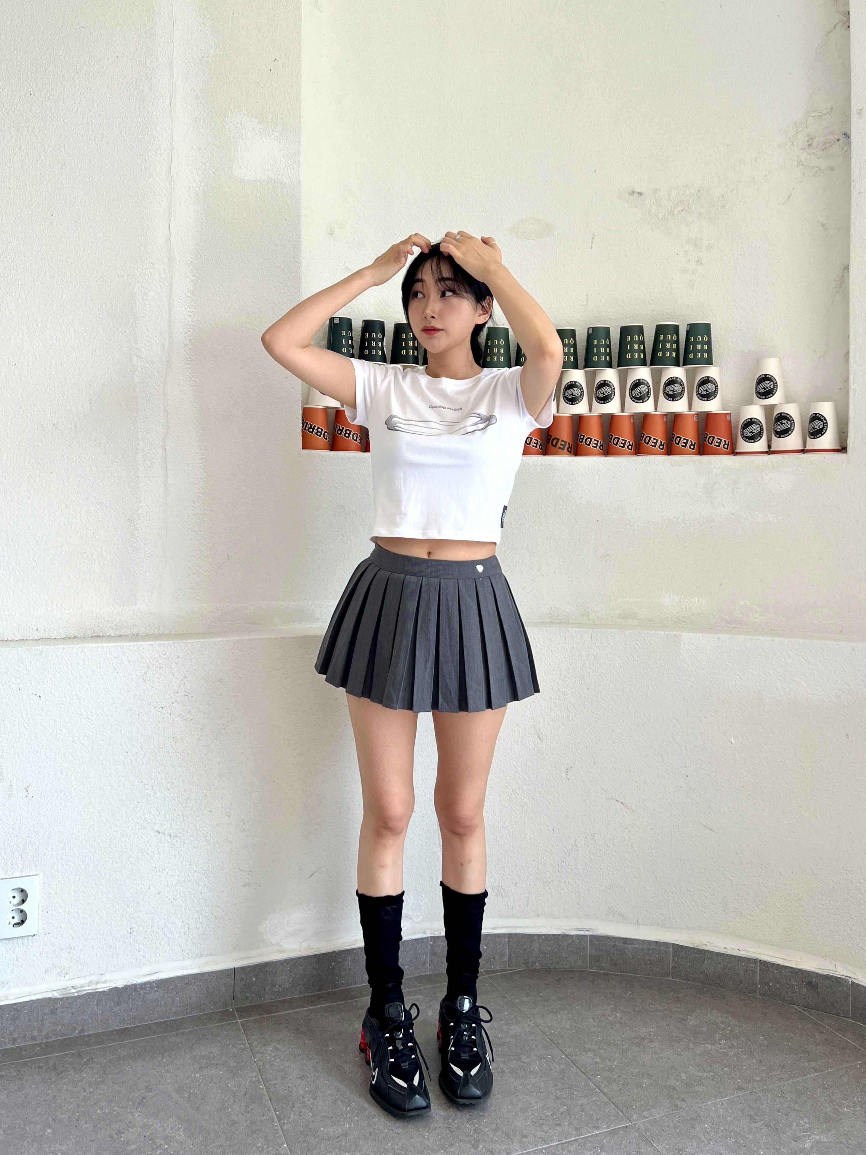 Opening Project Women Cropped Symbol T-Shirts 3D White, Nike x Martine Rose Shox MR4 Black 착용 스타일 - 2