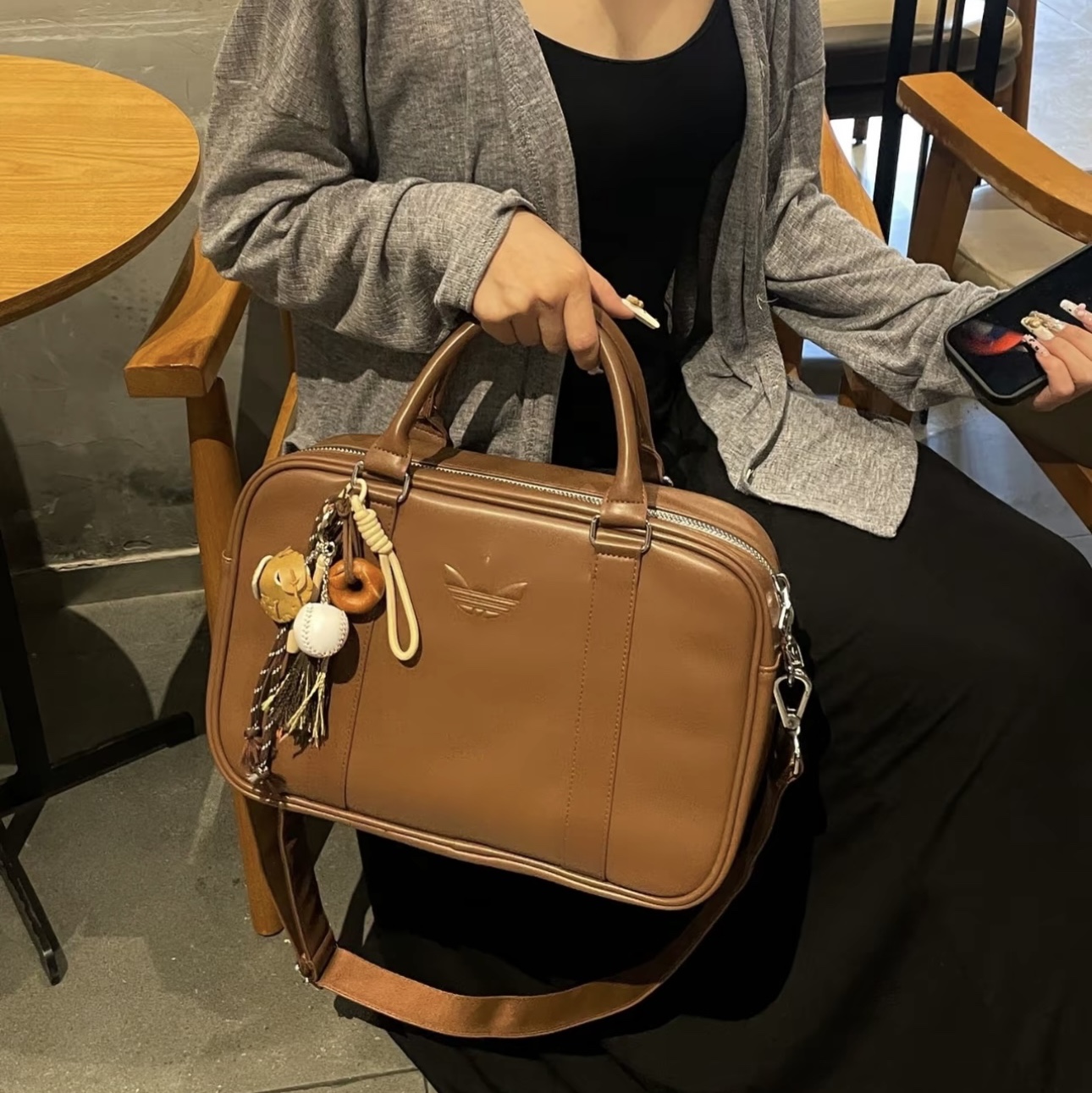 Adidas Airliner Tote Bag Brown 착용 스타일 - 1