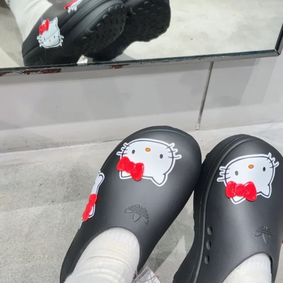 (W) Adidas x Hello Kitty Adifom Stan Smith Mules Core Black Red Cloud White 착용 스타일