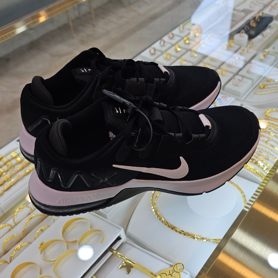 Nike Air Max Alpha Trainer 4 Black White 착용 스타일 - 2
