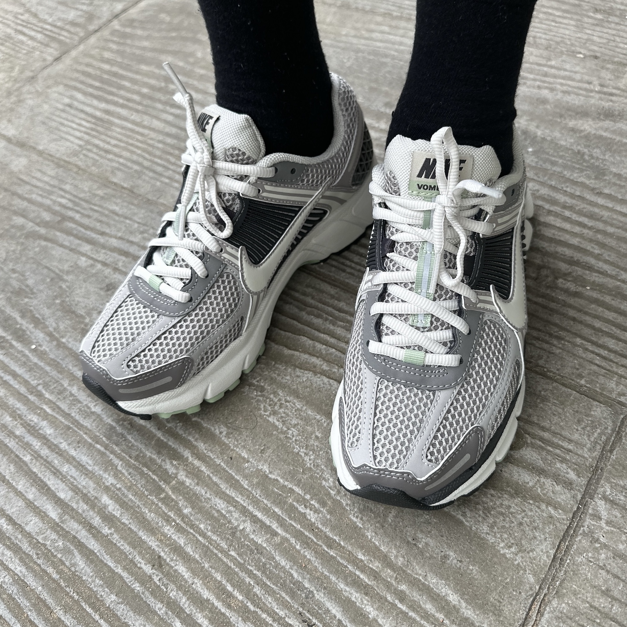 (W) Nike Zoom Vomero 5 Cobblestone and Flat Pewter 착용 스타일 - 1