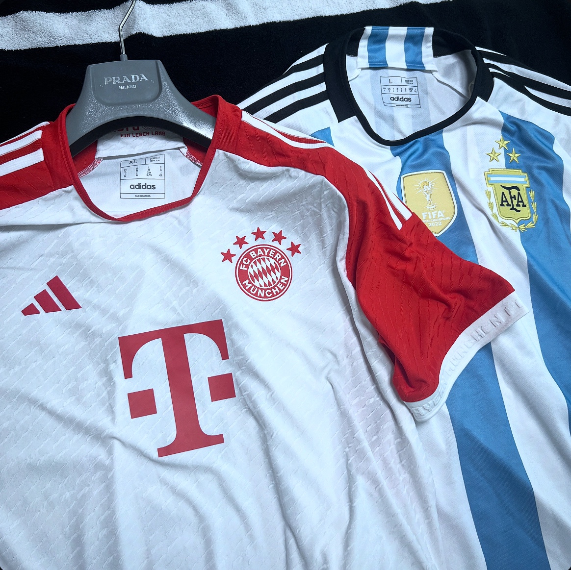 Adidas Bayern Munchen 2023/24 Authentic Home Jersey White Red - US Sizing (Non Marking Ver.), Adidas Argentina Home Jersey 2022 Winners 3-Star White Light Blue - US Sizing (Non Marking Ver.) 착용 스타일