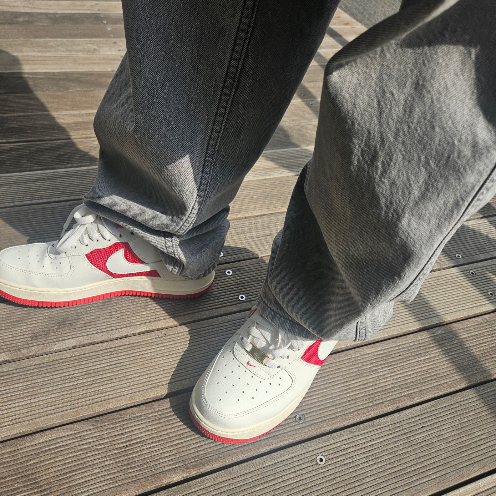 Nike Air Force 1 '07 Sail University Red 착용 스타일