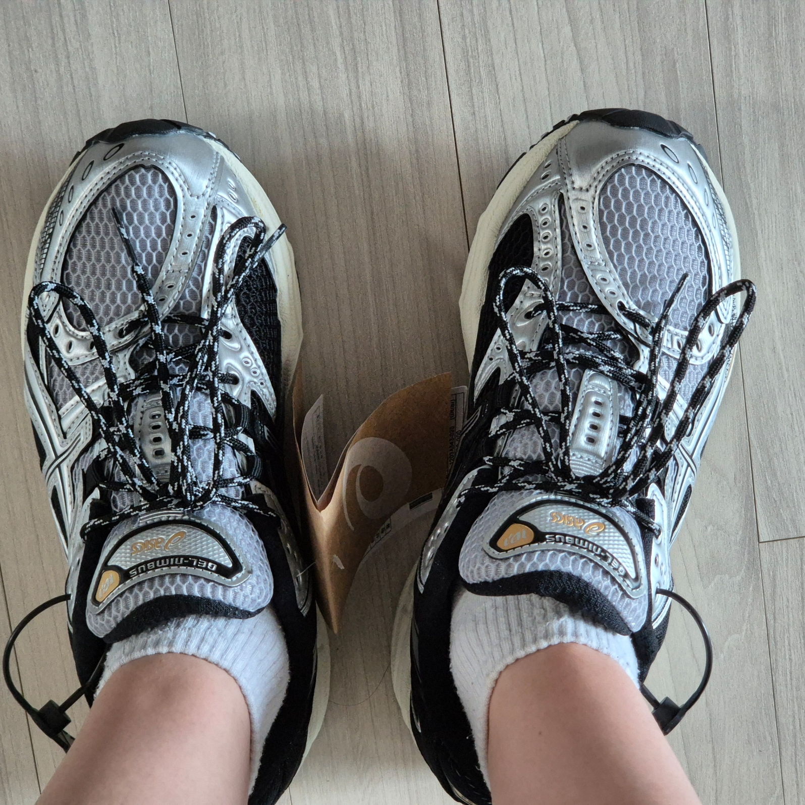 Asics Gel-Nimbus 10.1 Piedmont Grey Pure Silver 착용 스타일 - 2