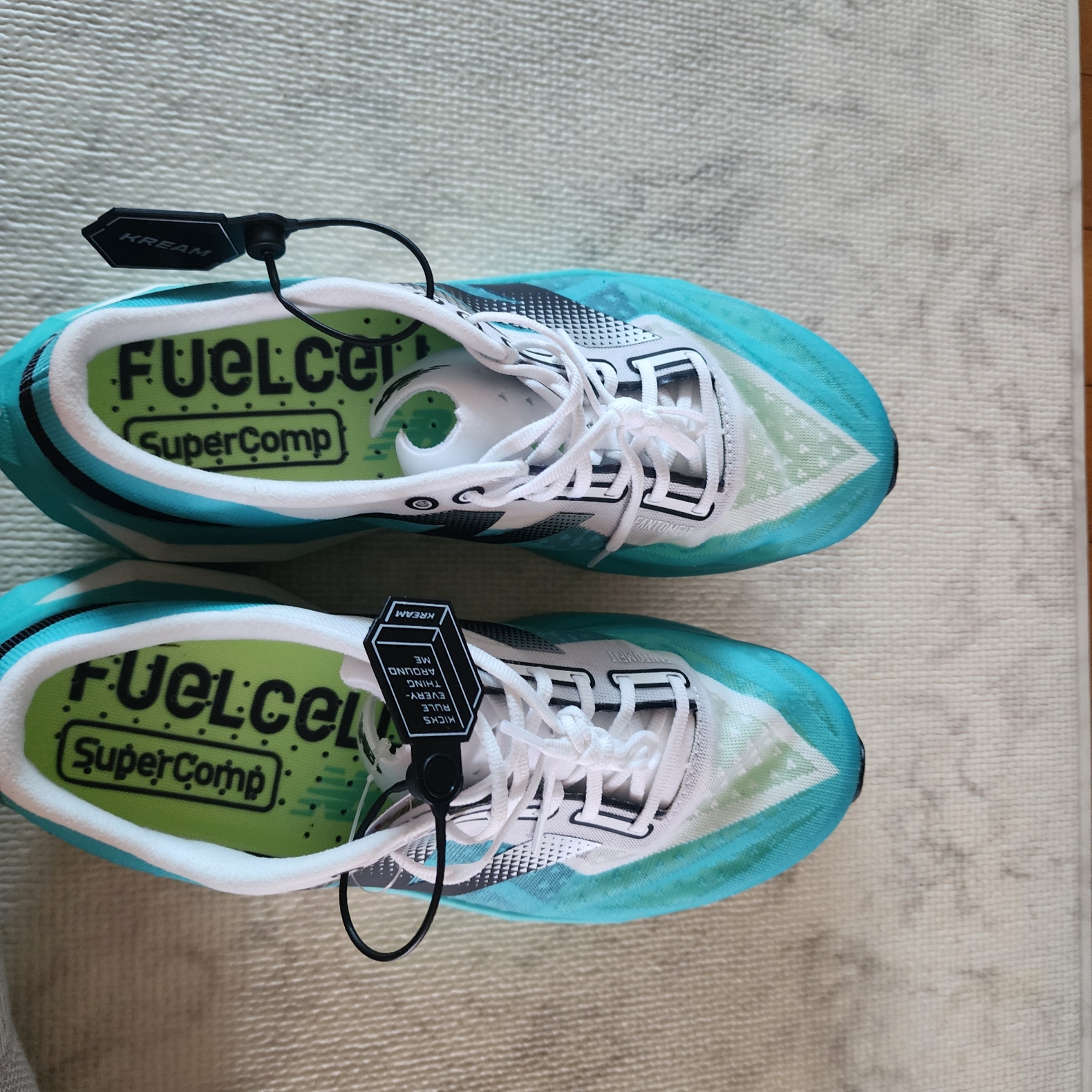New Balance Fuelcell Supercomp Elite v4 Cyber Jade White - 2E Wide 착용 스타일 - 3