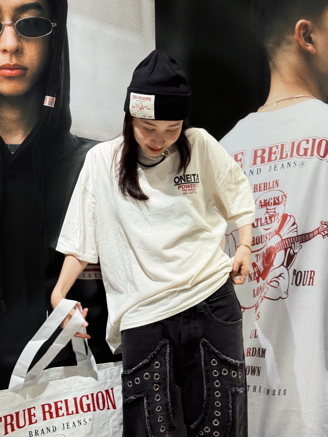 True Religion x Icyto Danger Horse Shoe Denim Pants Black, True Religion x ONEITA Logo T-Shirt Off White 착용 스타일