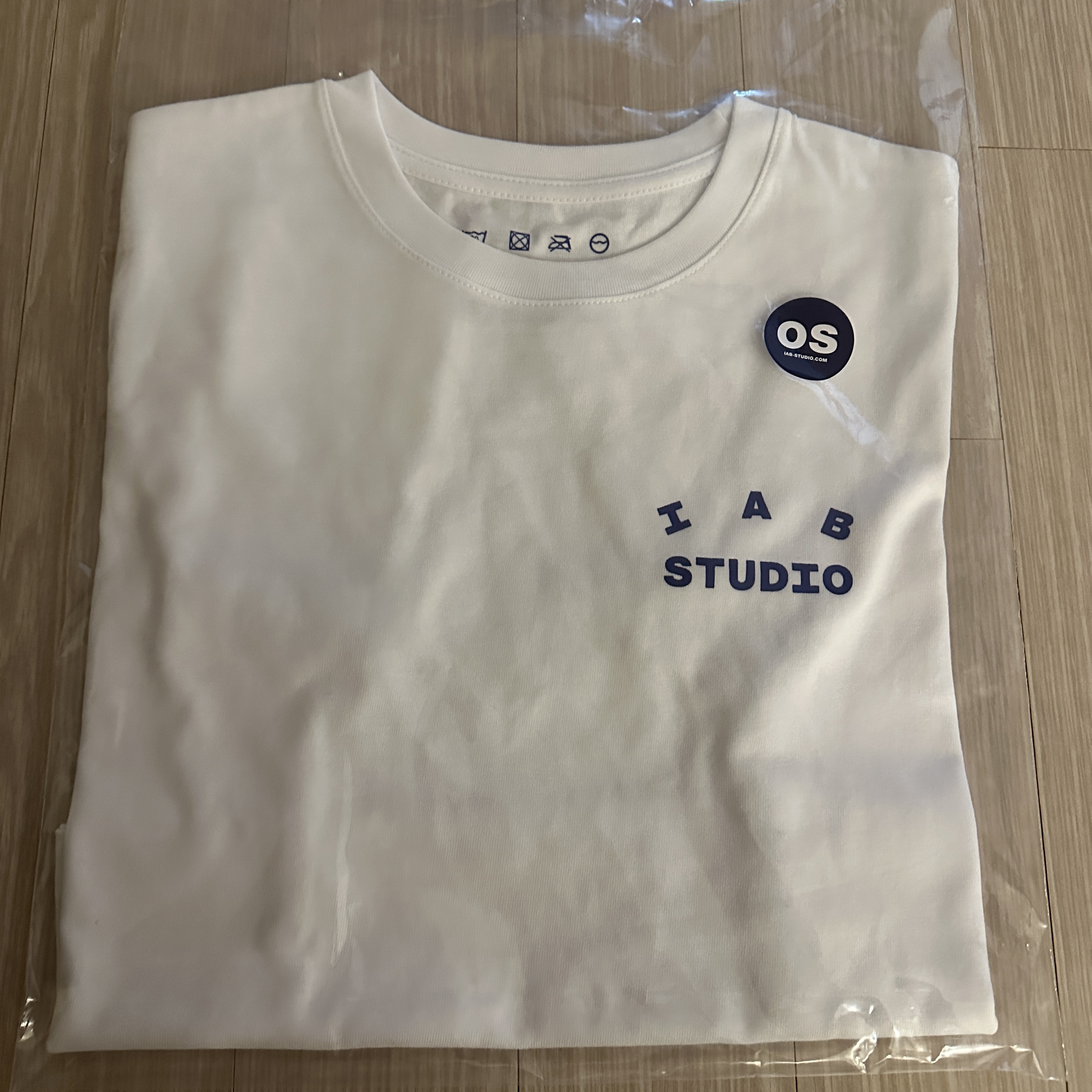 IAB Studio Cropped T-Shirt White Navy 착용 스타일