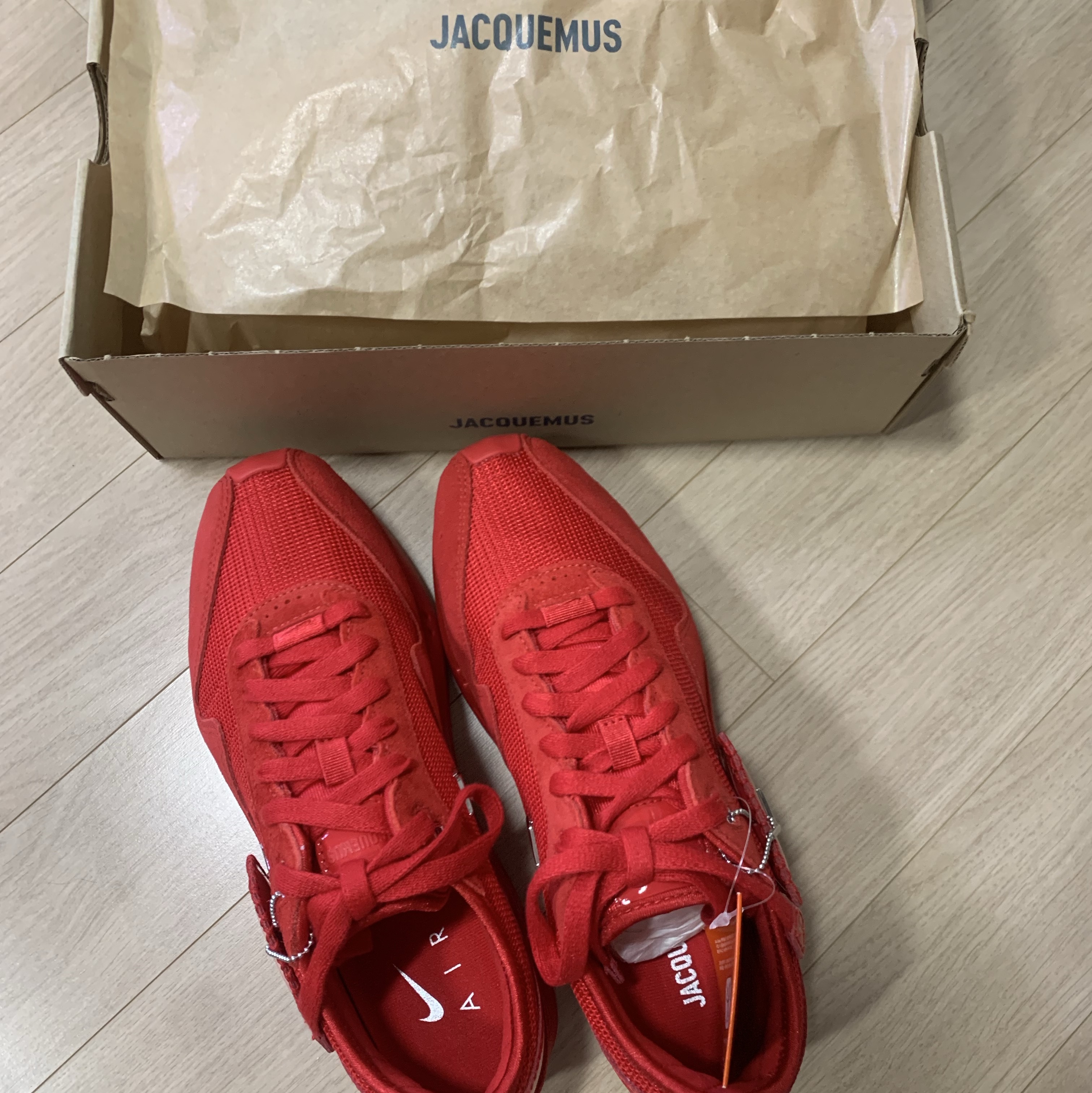 Nike x Jacquemus Air Max 1 '86 University Red and Metallic Silver 착용 스타일 - 1