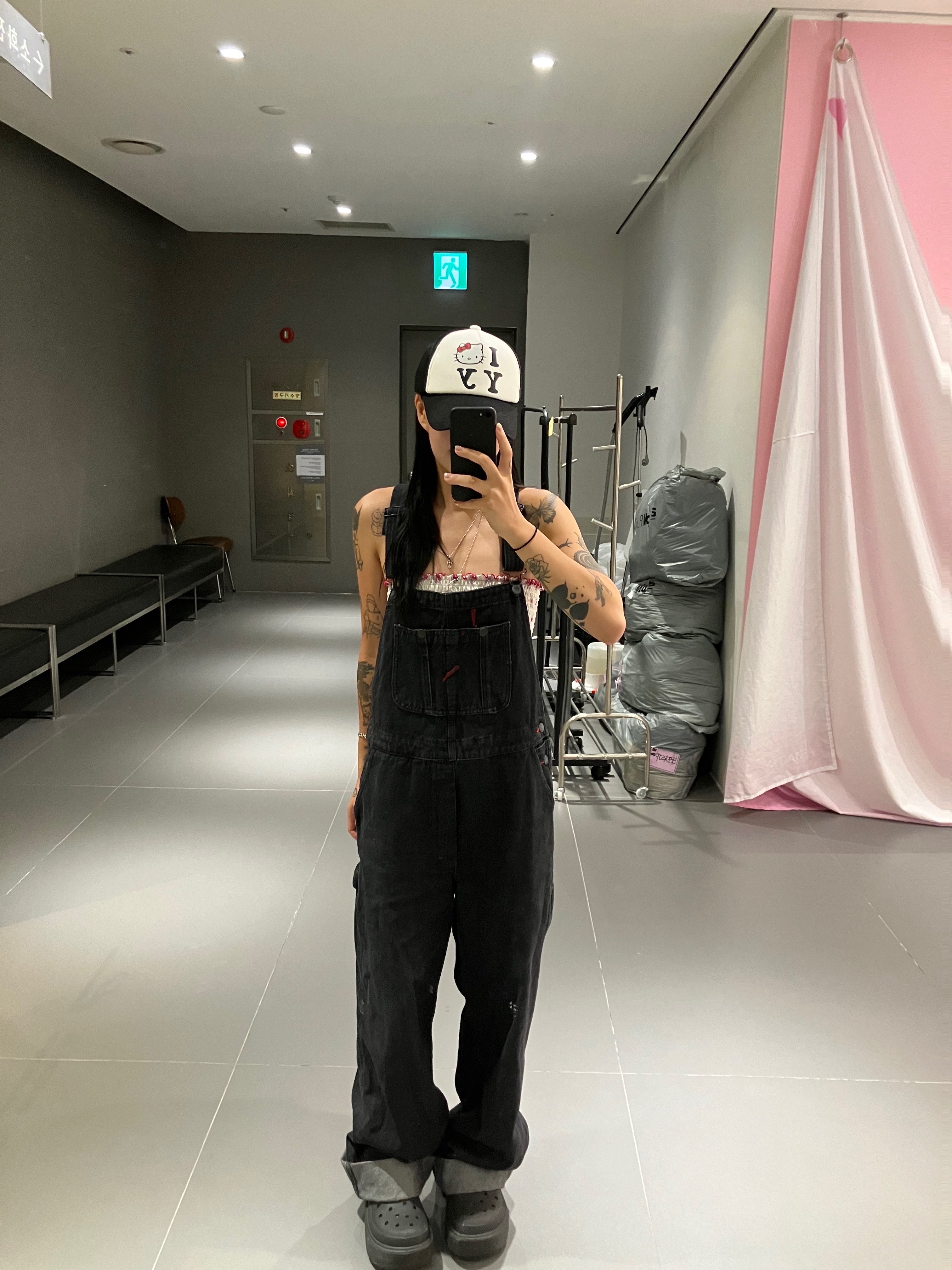 Crocs Stomp Clog Black, Open Yy x Hello Kitty Trucker Cap Black 착용 스타일