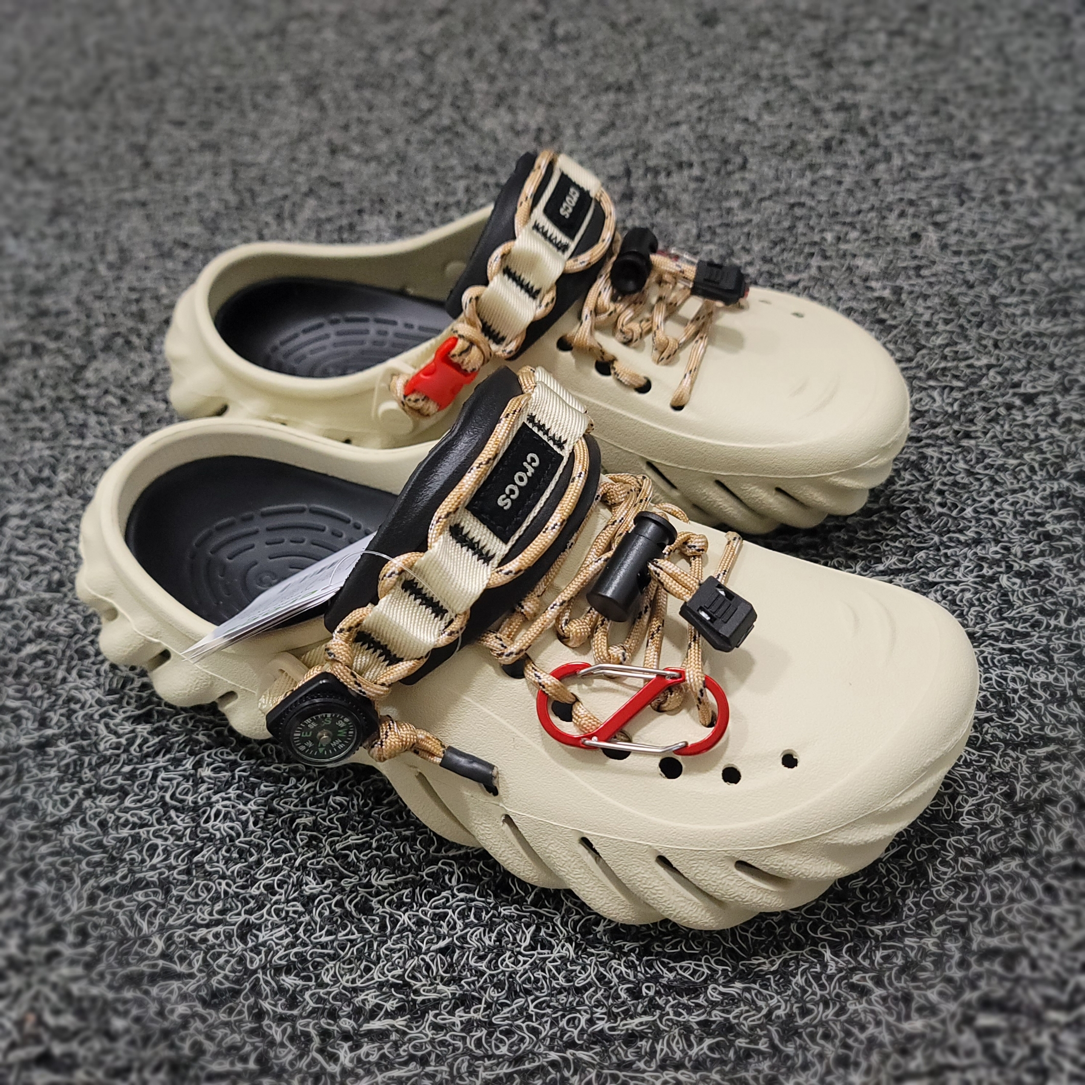 Crocs Echo Clog Bone Black 착용 스타일 - 1