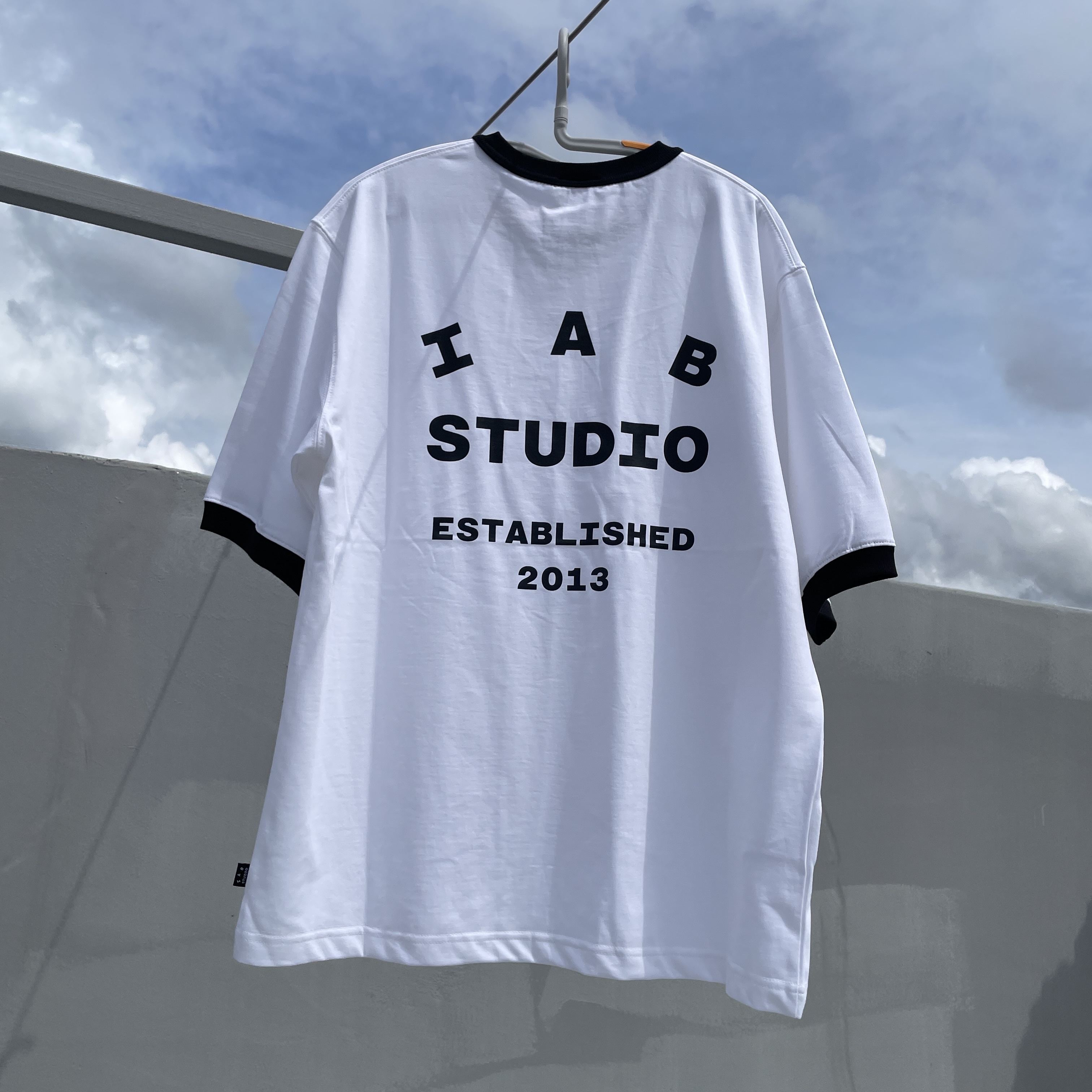 IAB Studio Established T-Shirt White Black 착용 스타일 - 2