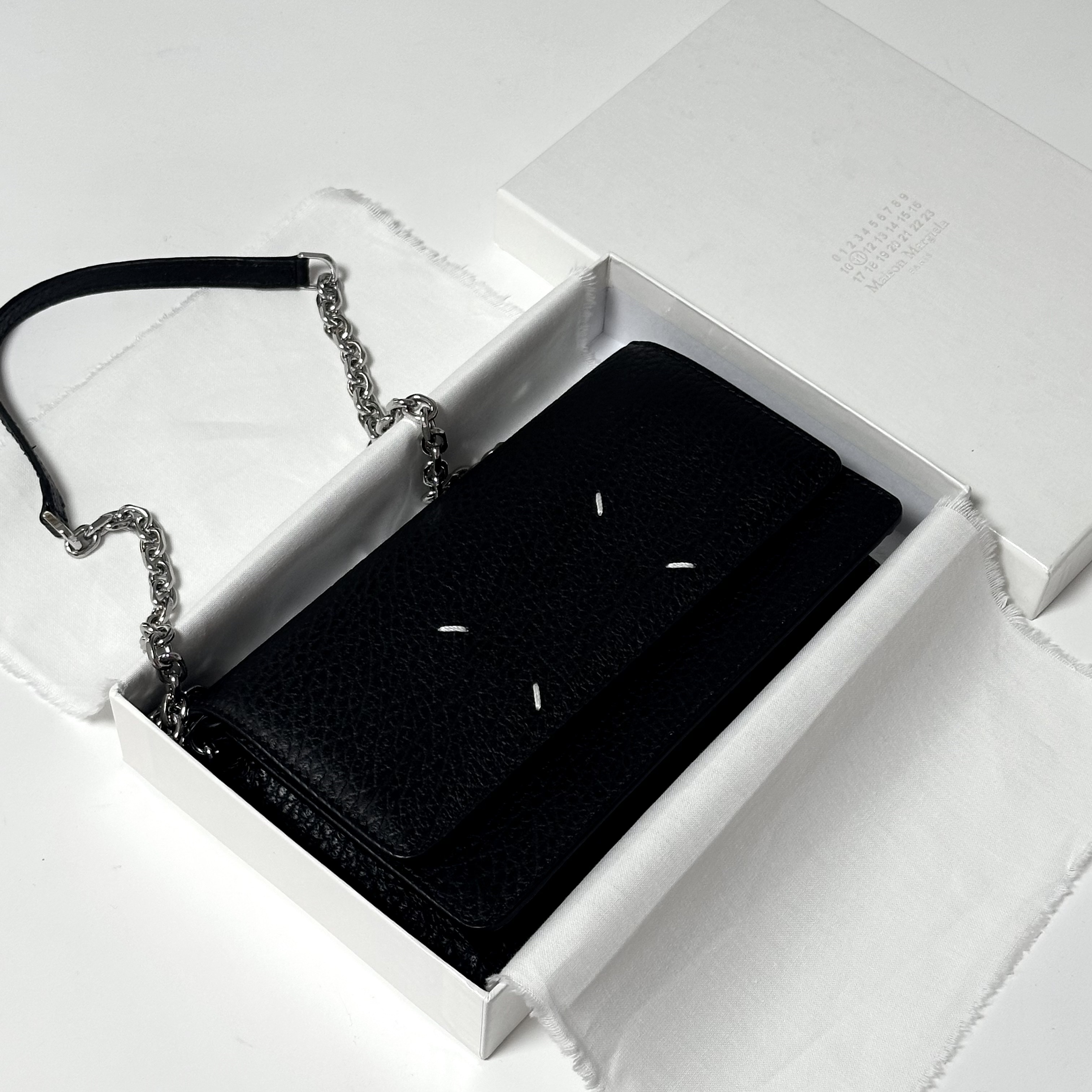 Maison Margiela Four Stitches Chain Flap Wallet Black 착용 스타일
