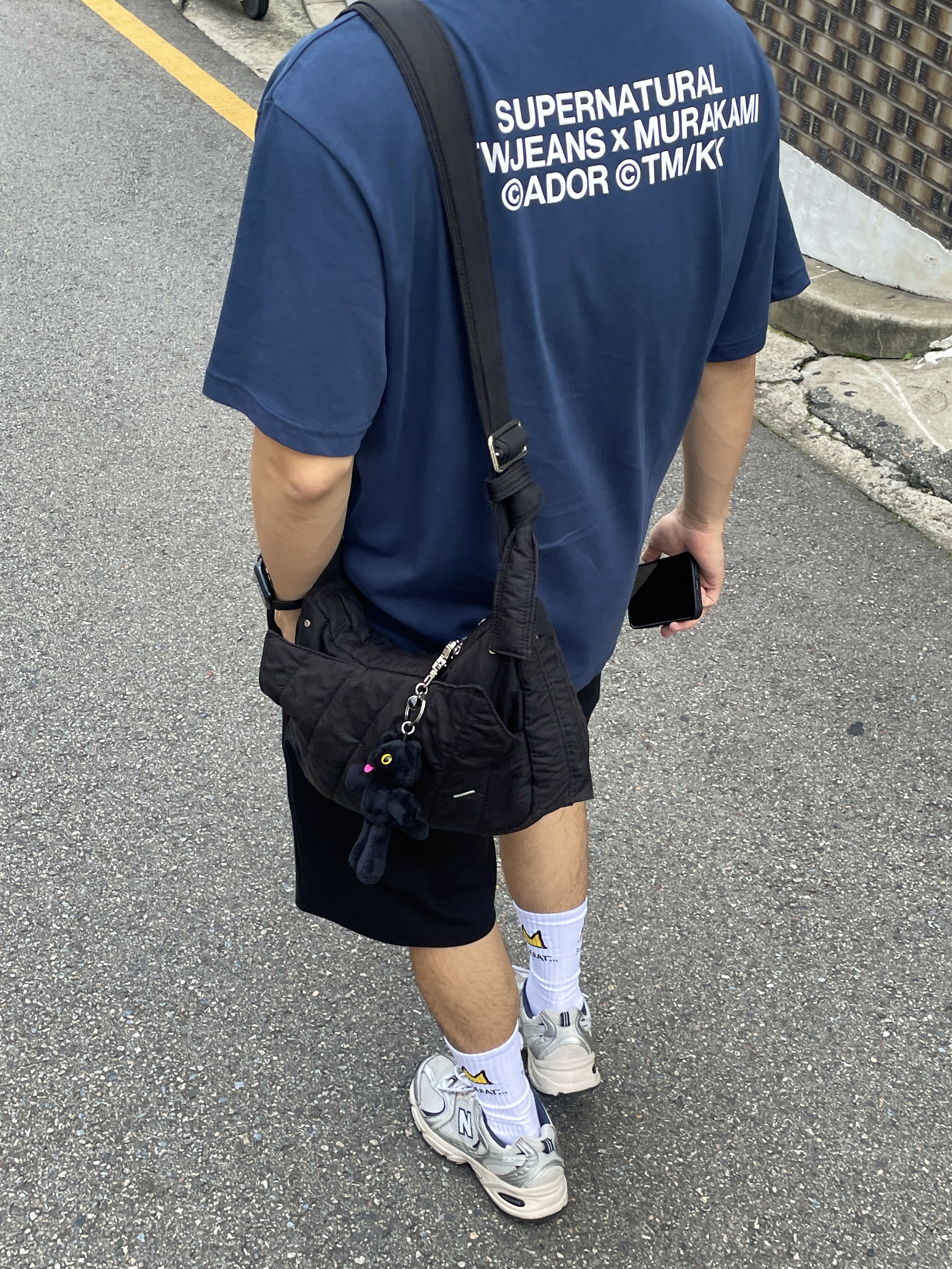 NewJeans x Murakami T-Shirt Navy, The Museum Visitor x Jon Burgerman Hand Painted Pizza & Poch Corduroy Ball Cap Brown 착용 스타일 - 2