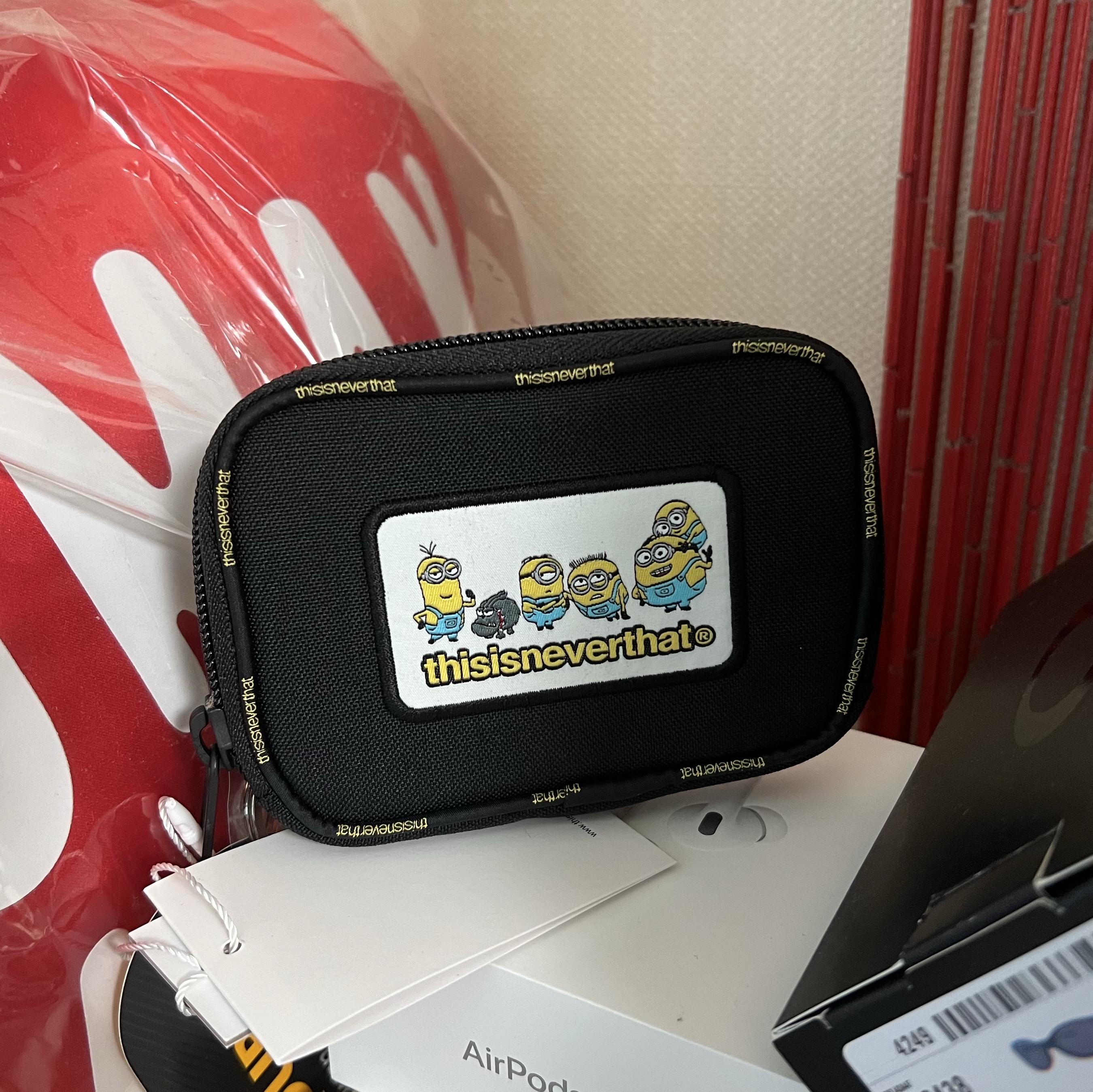 Thisisneverthat x Minions Mini Pouch Black, Human Made Heart Cushion Red 착용 스타일