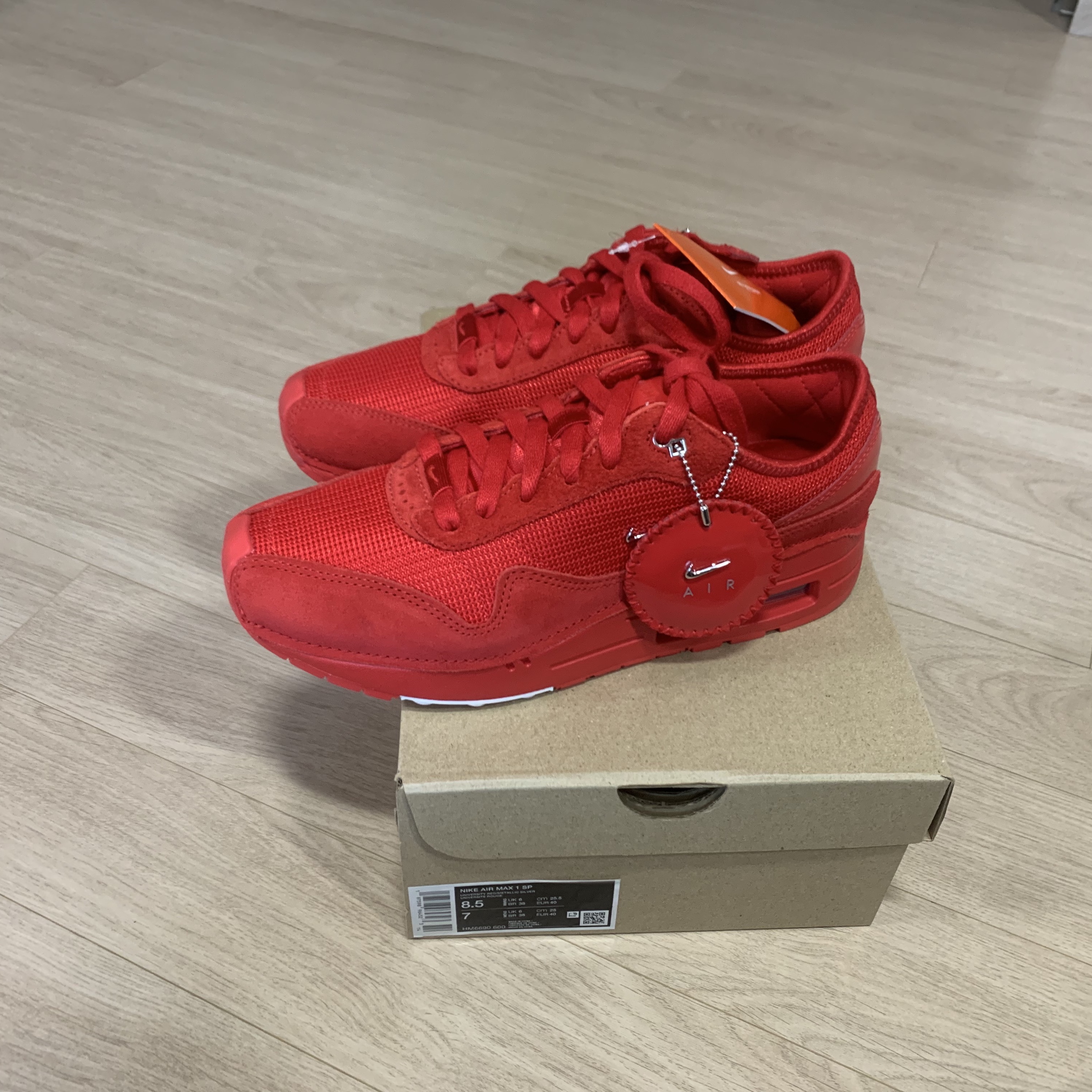 Nike x Jacquemus Air Max 1 '86 University Red and Metallic Silver 착용 스타일 - 4