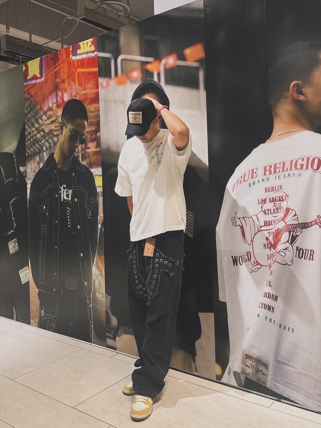 True Religion x Icyto Danger Horse Shoe Denim Pants Black, True Religion TR World Tour T-Shirt White 착용 스타일