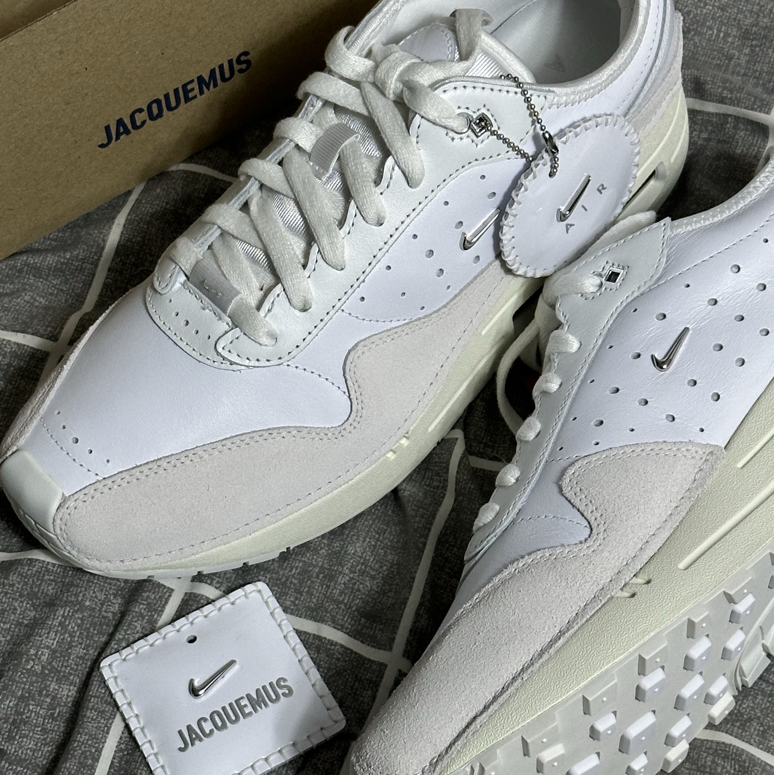 Nike x Jacquemus Air Max 1 '86 Sail and Summit White 착용 스타일 - 1