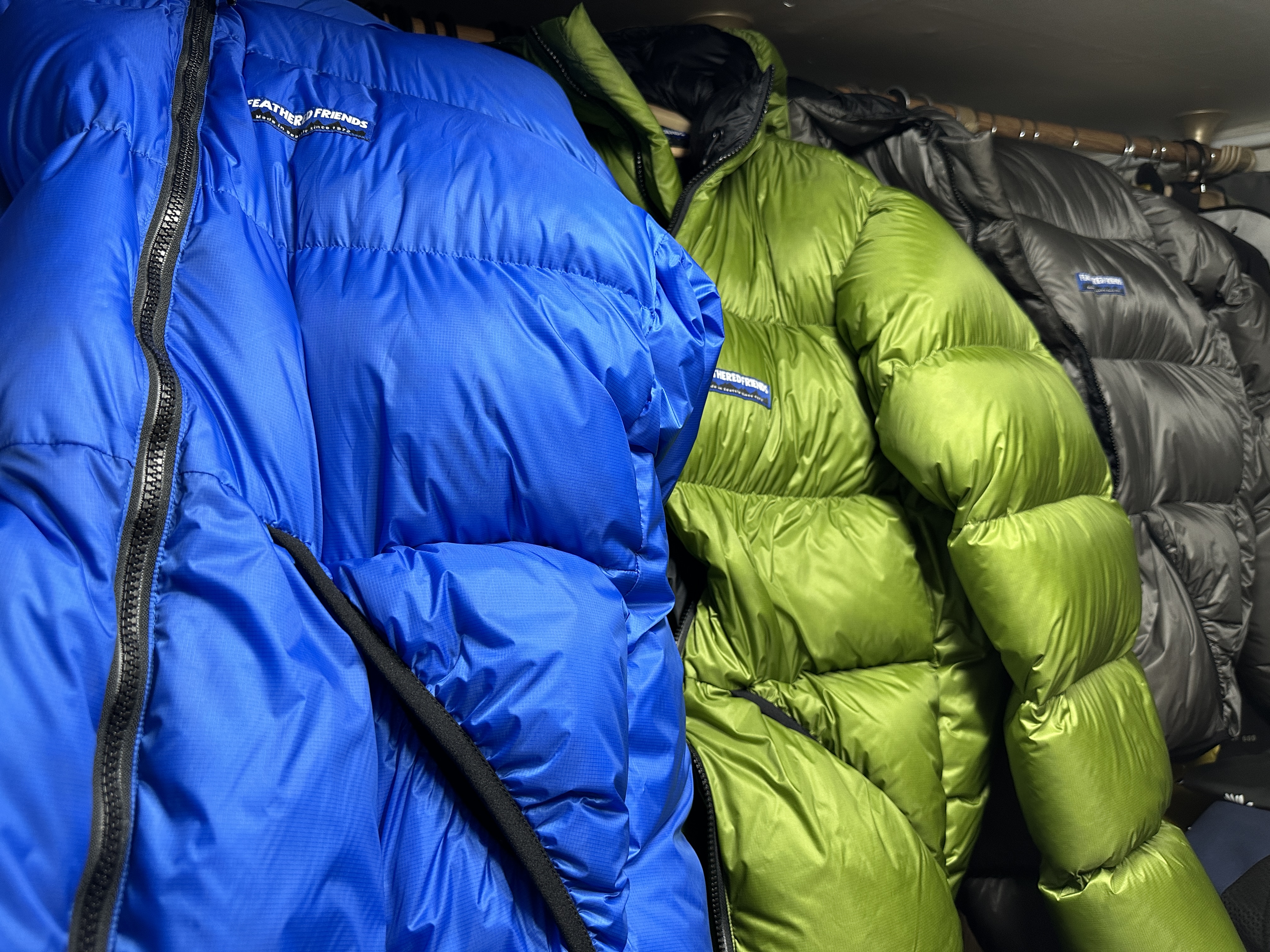 Feathered Friends Helios Hooded Down Jacket Arctic, Feathered Friends Helios Hooded Down Jacket Grass 착용 스타일