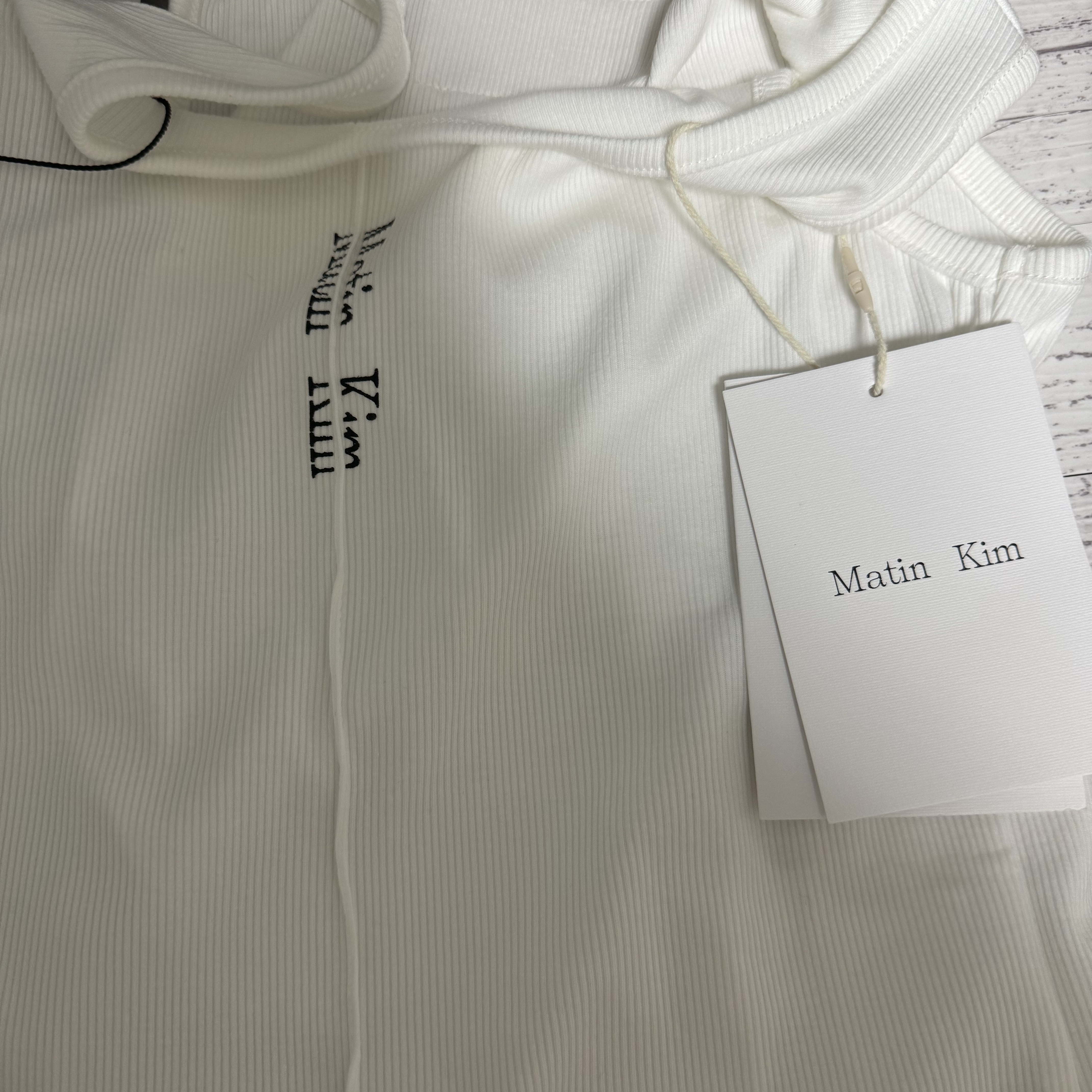 (W) Matin Kim Pintuck Sleeveless Top White 착용 스타일 - 2