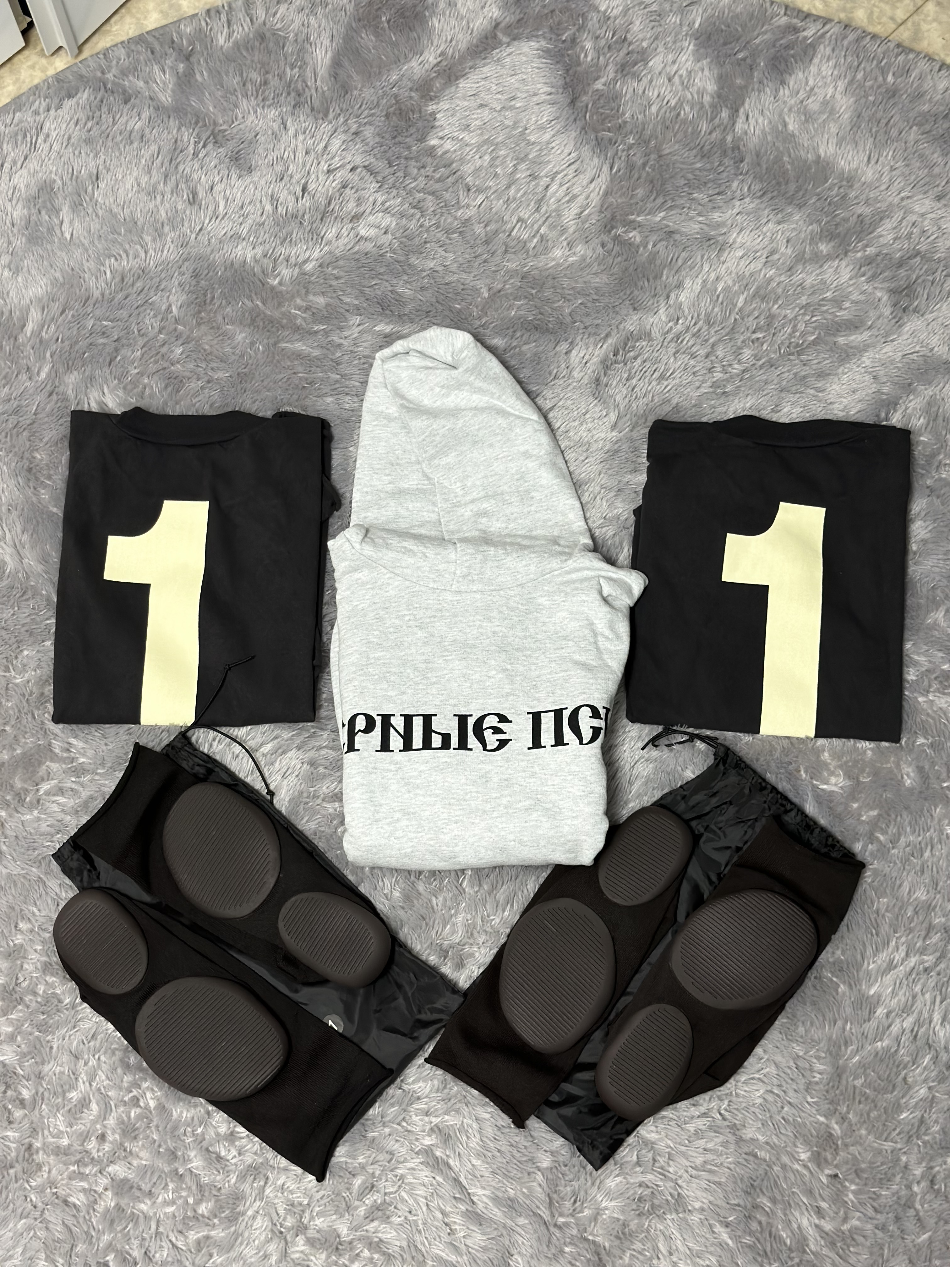 Yeezy x Gosha Rubchinskiy YZY Black Dogs Hoodie Heather Grey, Yeezy YZY Pods Black 착용 스타일