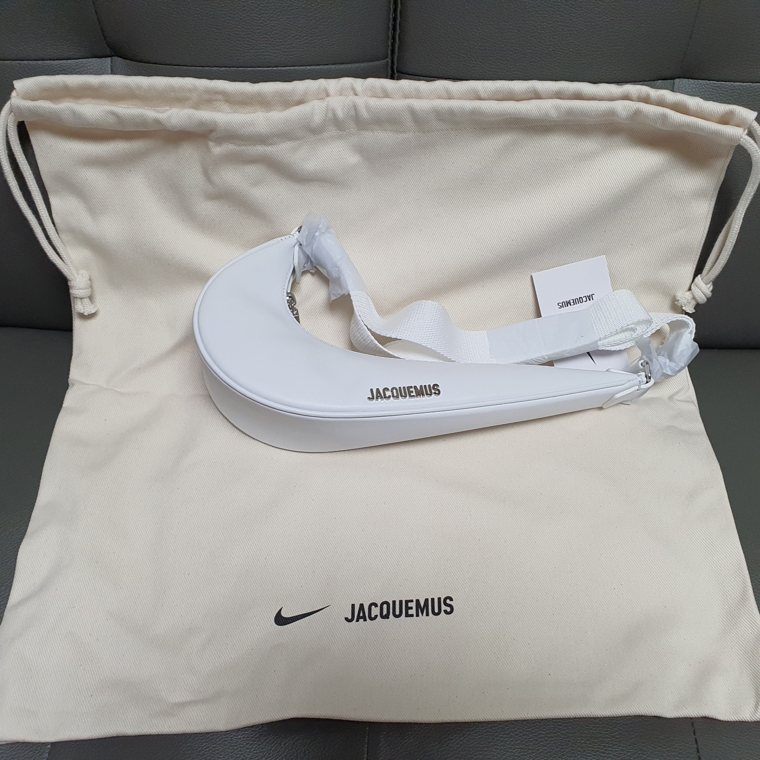Jacquemus x Nike Le sac Small Swoosh Bag White 착용 스타일