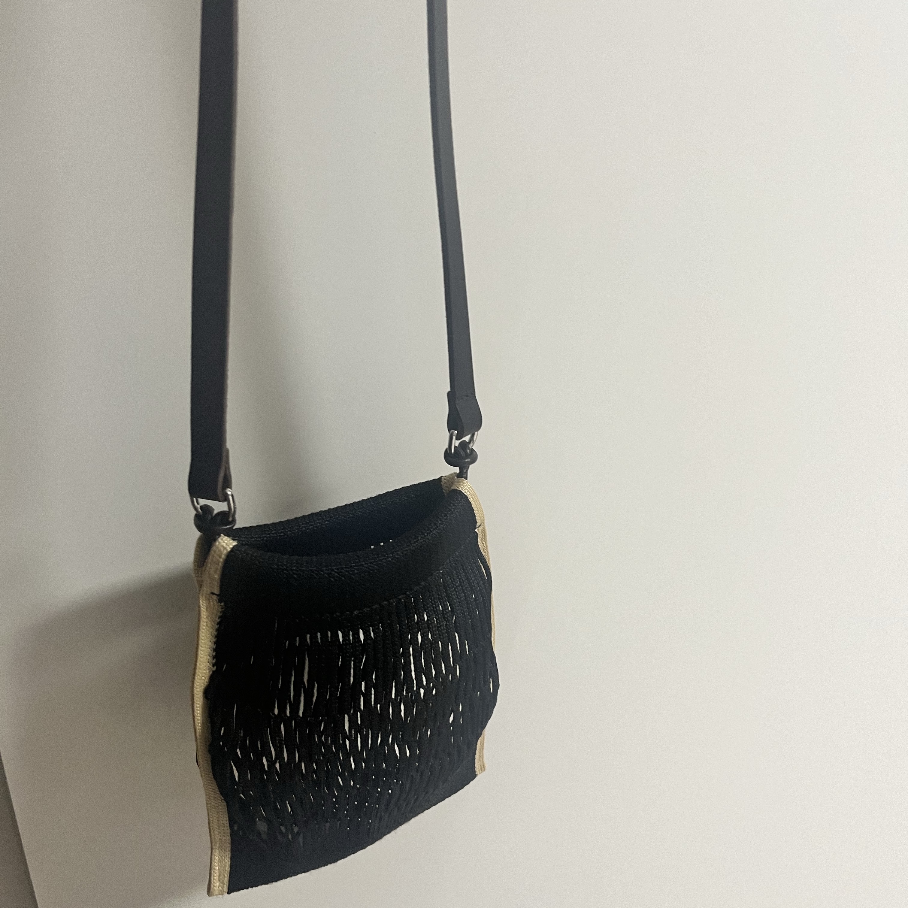 Lemaire Nylon Net Mini Crossbody Filt Net Bag Black 착용 스타일 - 1