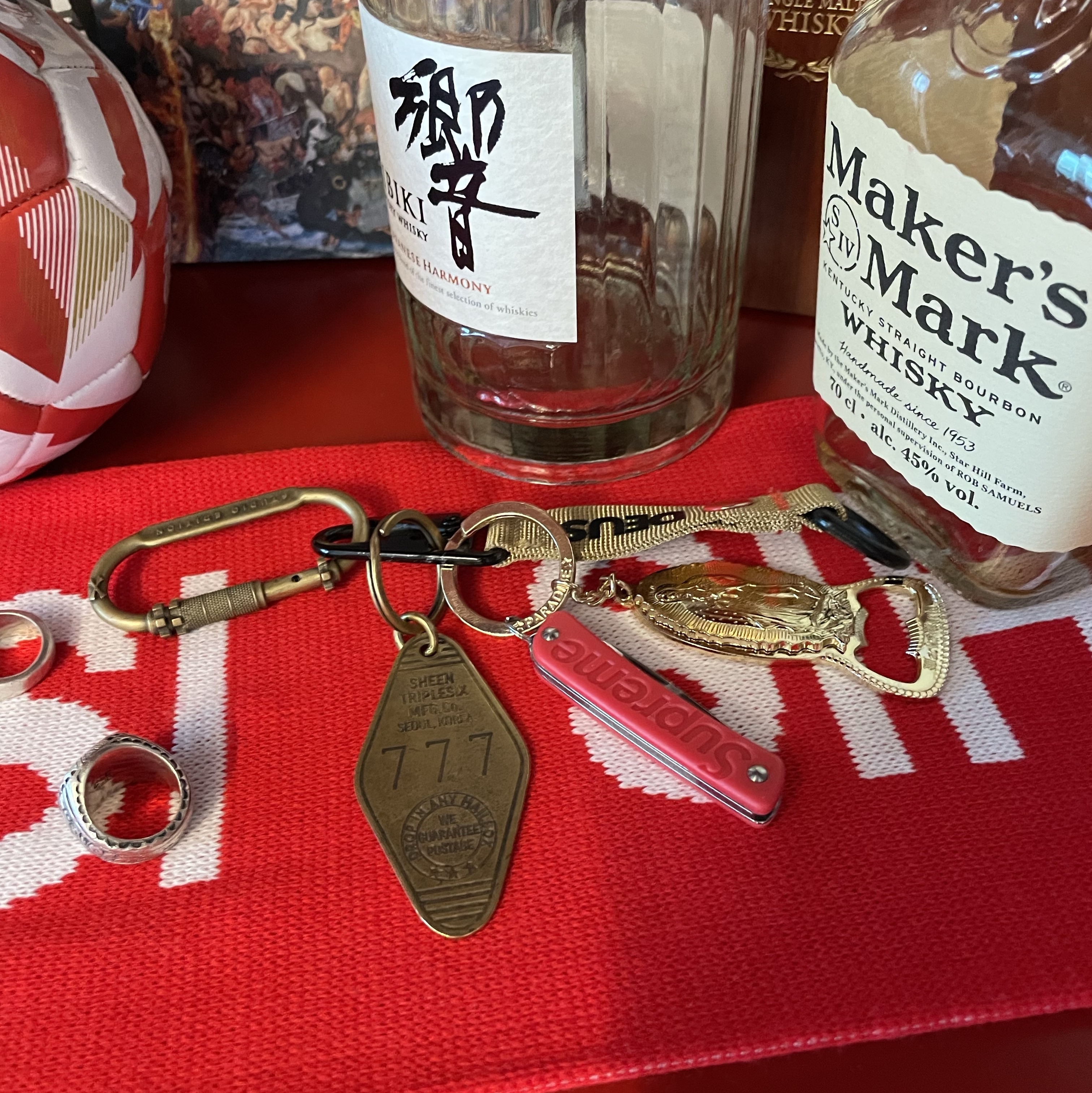 Supreme Boker Keychain Knife Black Glow-in-the-Dark Red - 22FW 착용 스타일