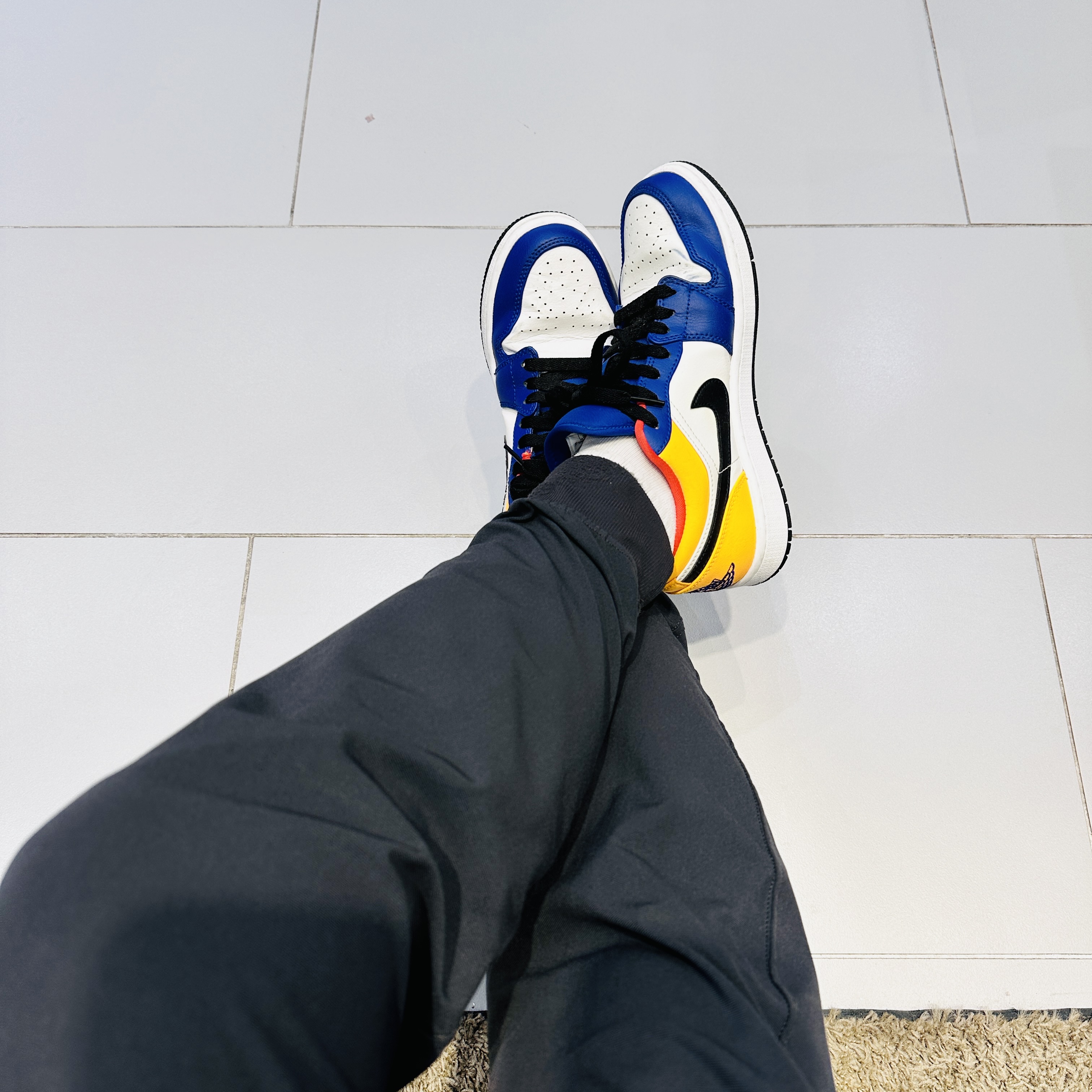 Jordan 1 Low Royal Yellow 착용 스타일 - 1