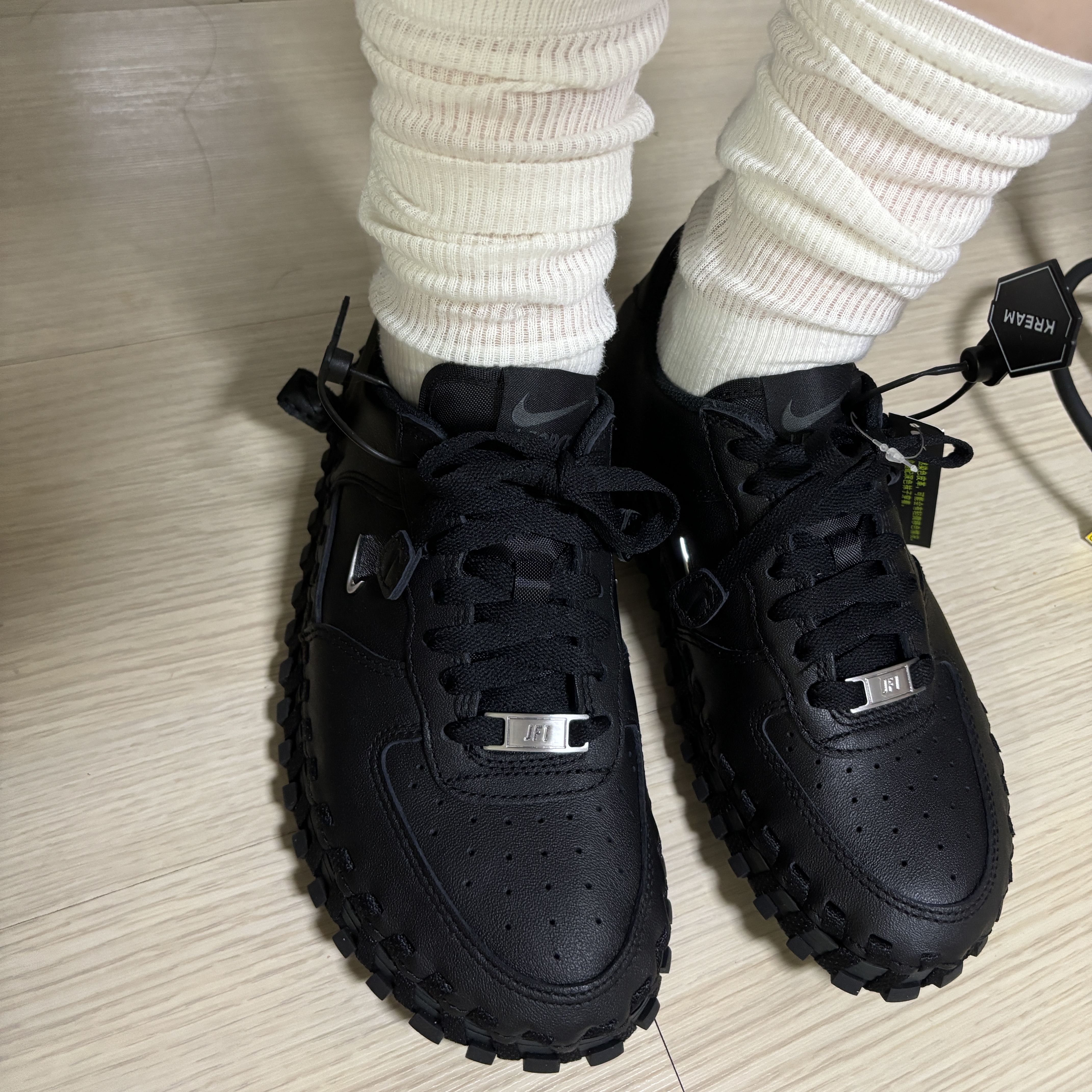Nike x Jacquemus J Force 1 Low LX SP Black 착용 스타일 - 1
