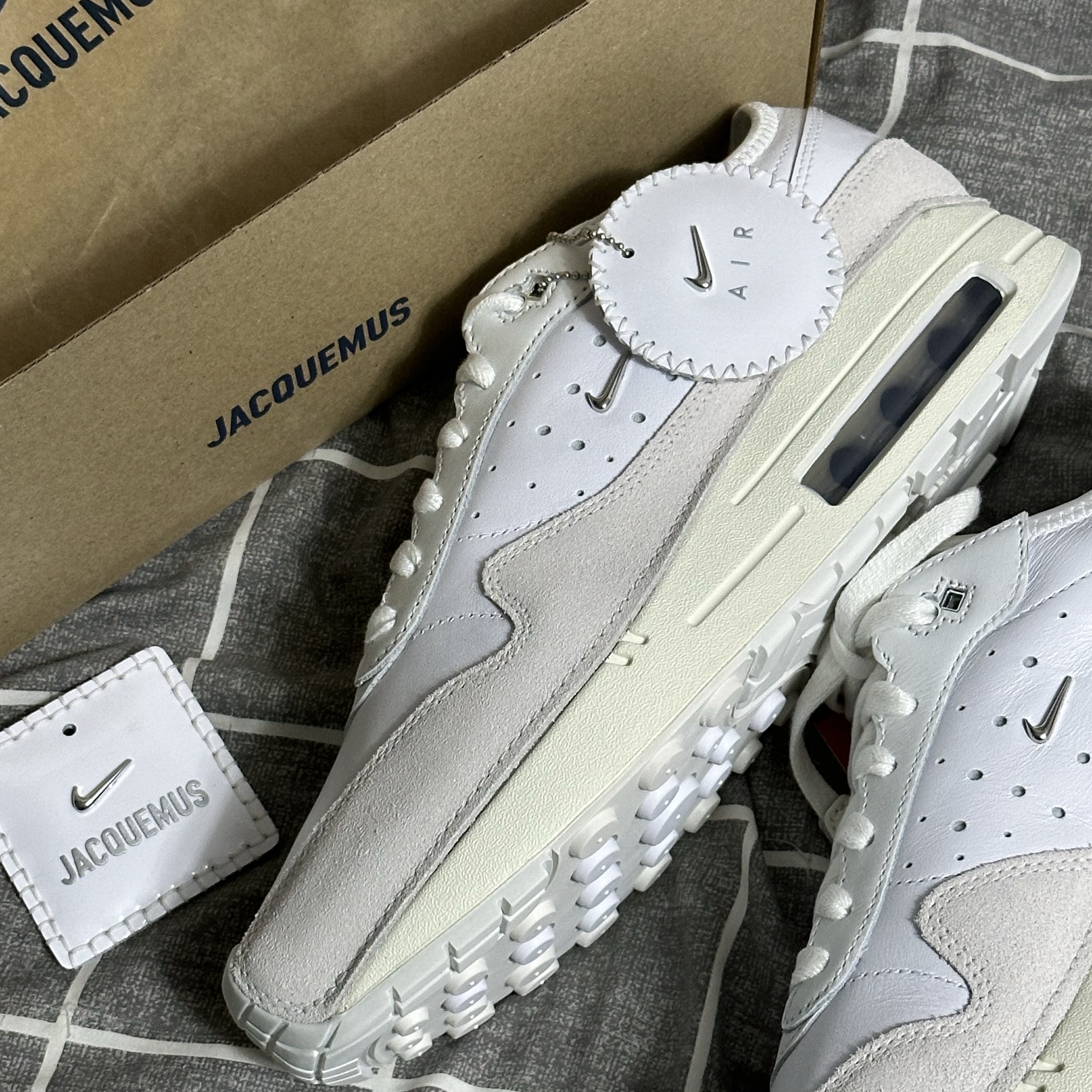 Nike x Jacquemus Air Max 1 '86 Sail and Summit White 착용 스타일 - 3