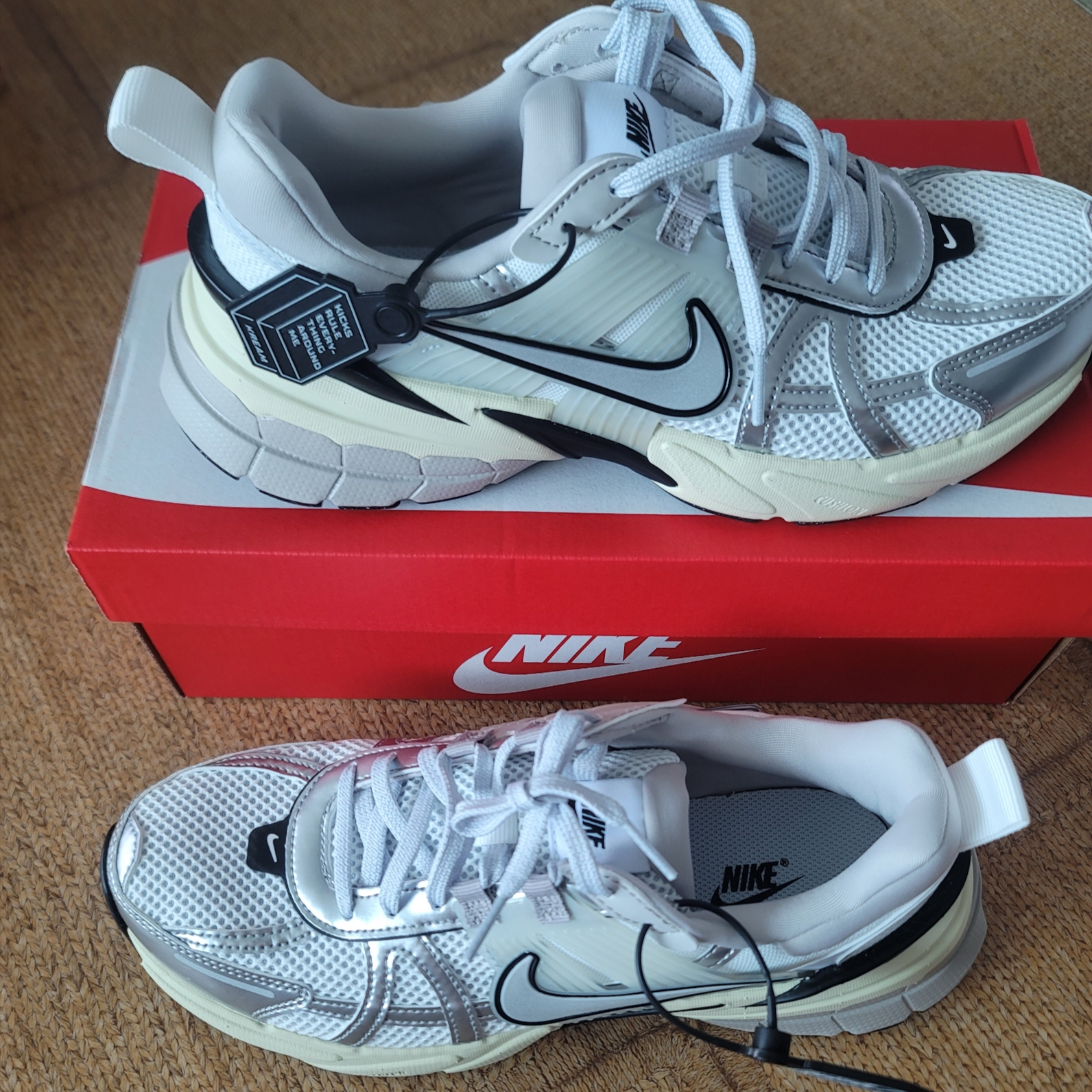 Nike V2K Run Summit White Metallic Silver 착용 스타일