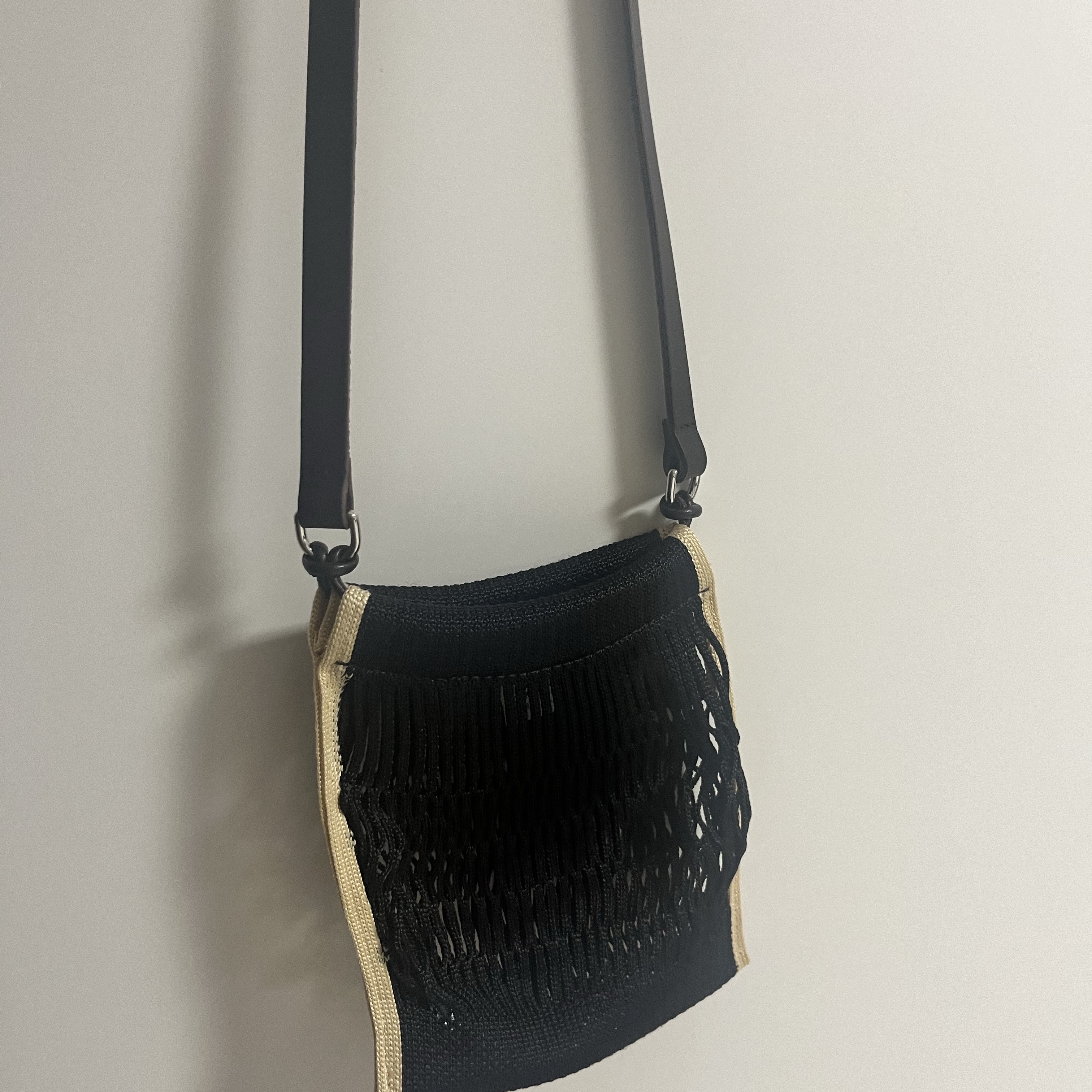Lemaire Nylon Net Mini Crossbody Filt Net Bag Black 착용 스타일 - 2