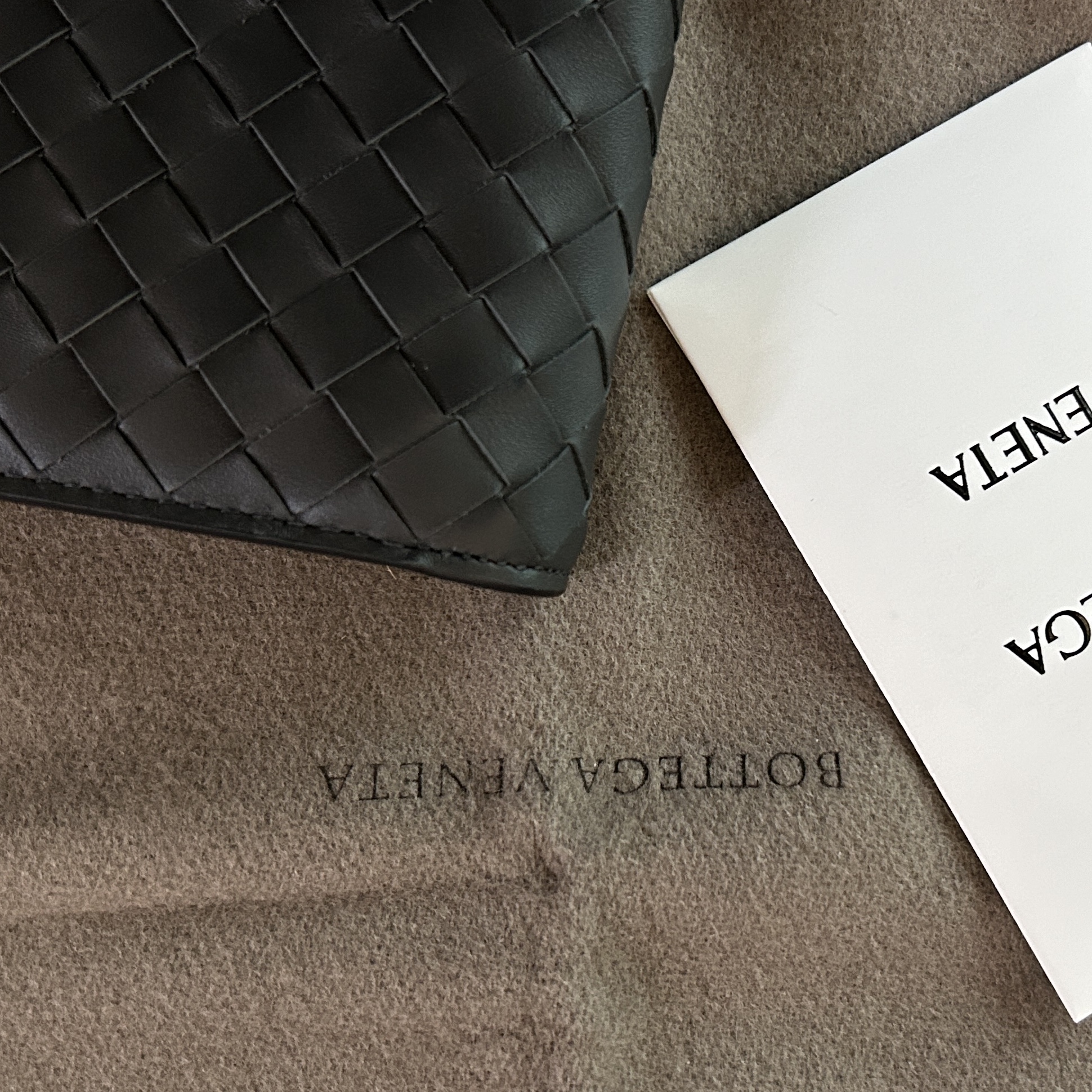 Bottega Veneta Bi-Fold Wallet Dark Grey 착용 스타일