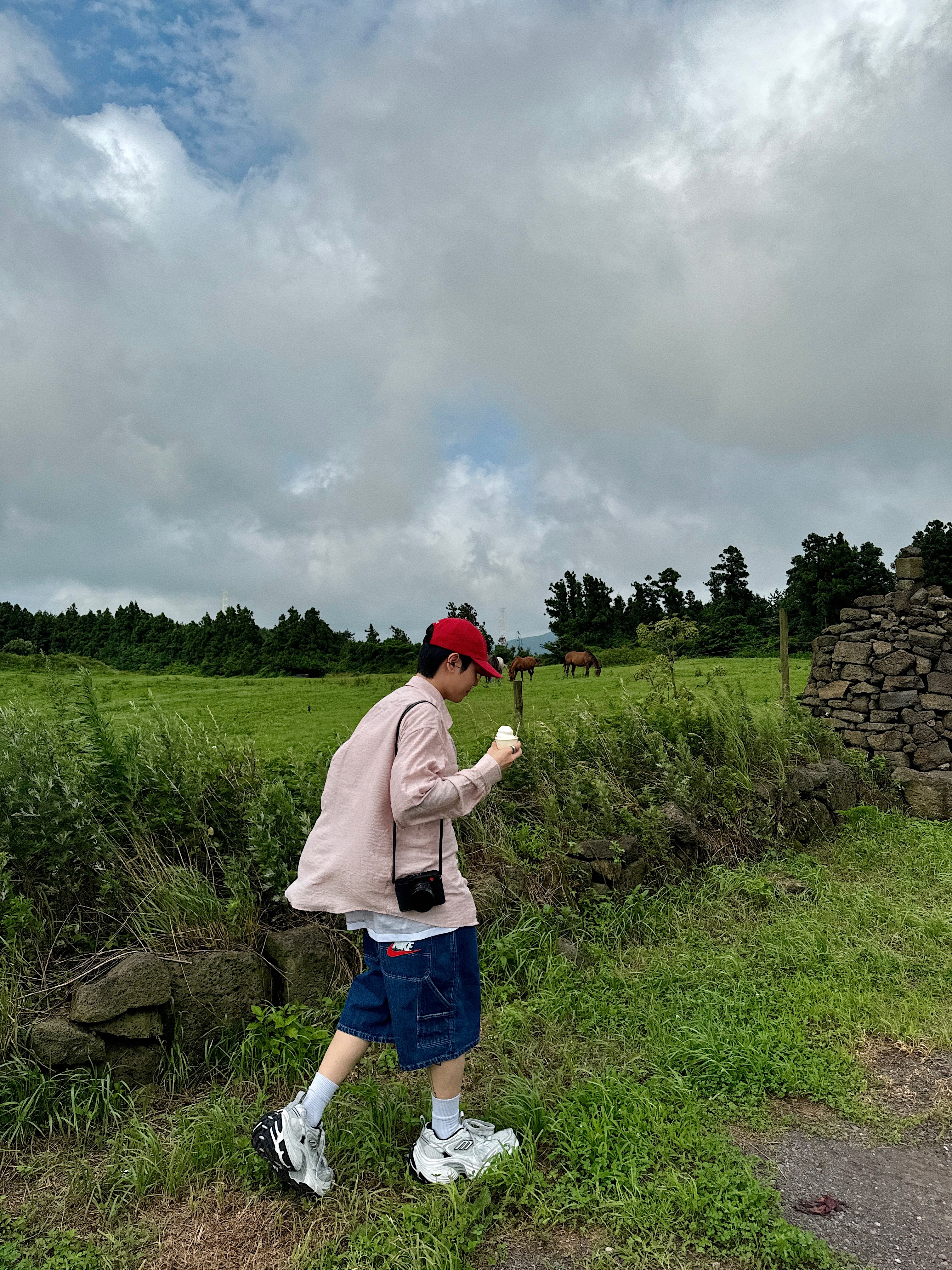 Supreme Seersucker S Logo 6-Panel Red - 24SS, Supreme x MM6 Maison Margiela Box Logo T-Shirt White - 24SS 착용 스타일 - 5