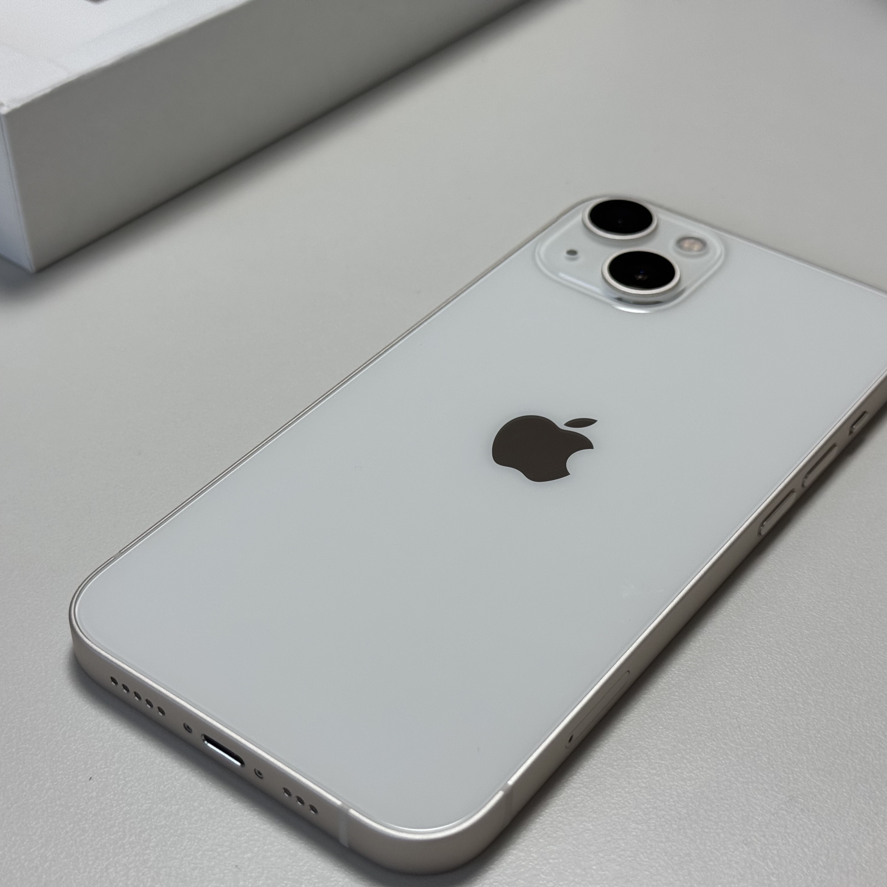 [S등급] Refurbished iPhone 13 128GB Starlight 착용 스타일 - 2