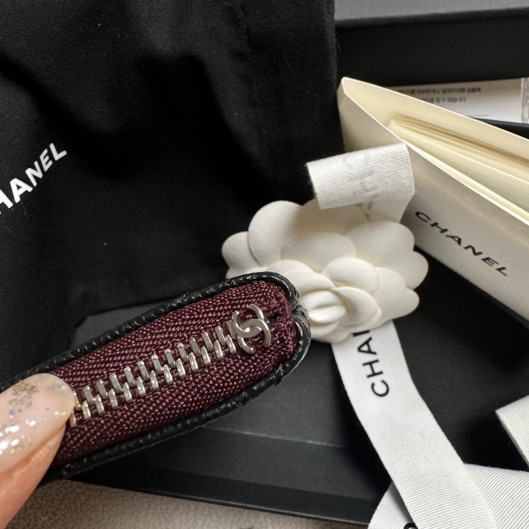 Chanel Classic Mini Pouch Grained Calfskin & Silver Black 착용 스타일 - 2
