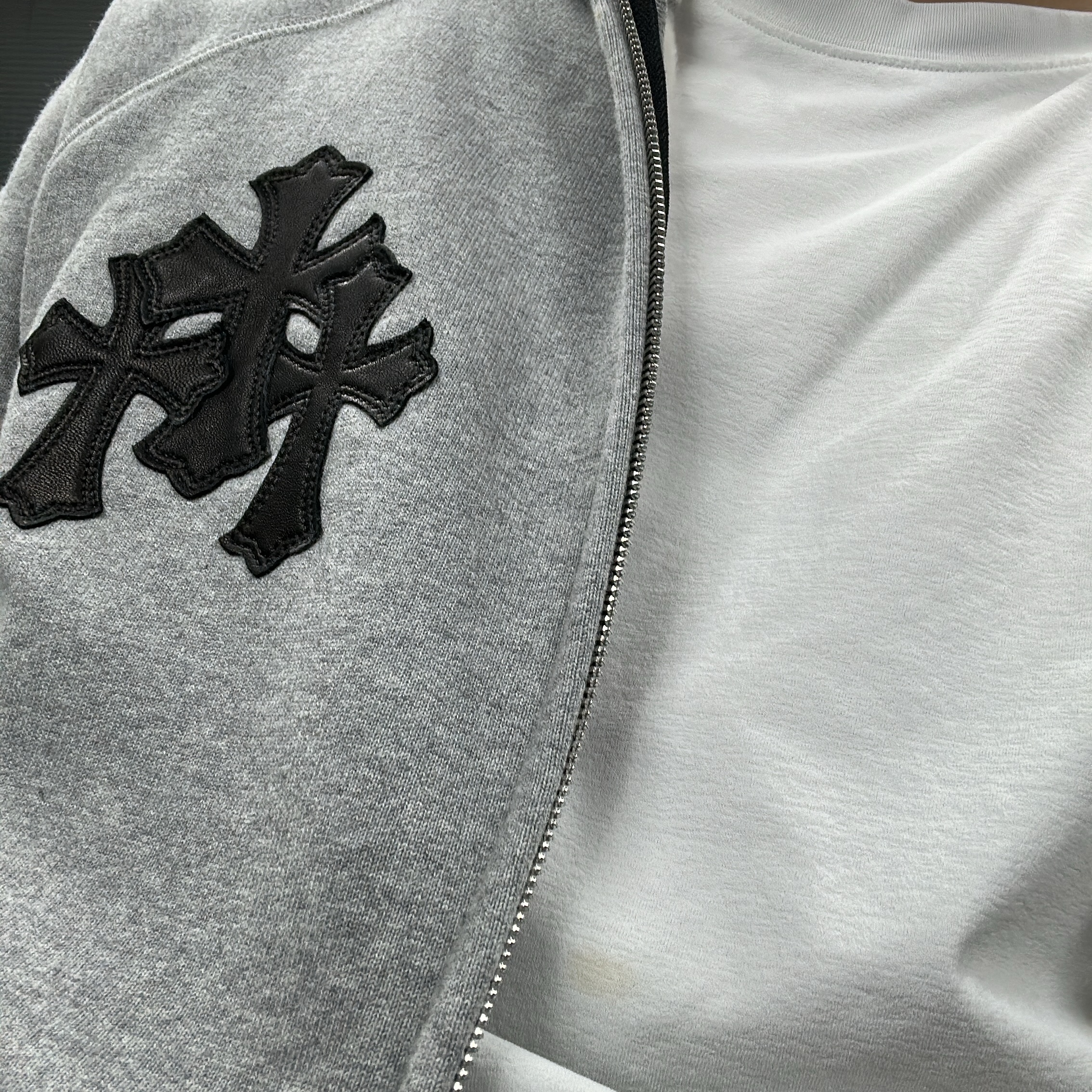 Chrome Hearts Cross Leather Patch Fleece Zip-Up Hoodie Grey 착용 스타일