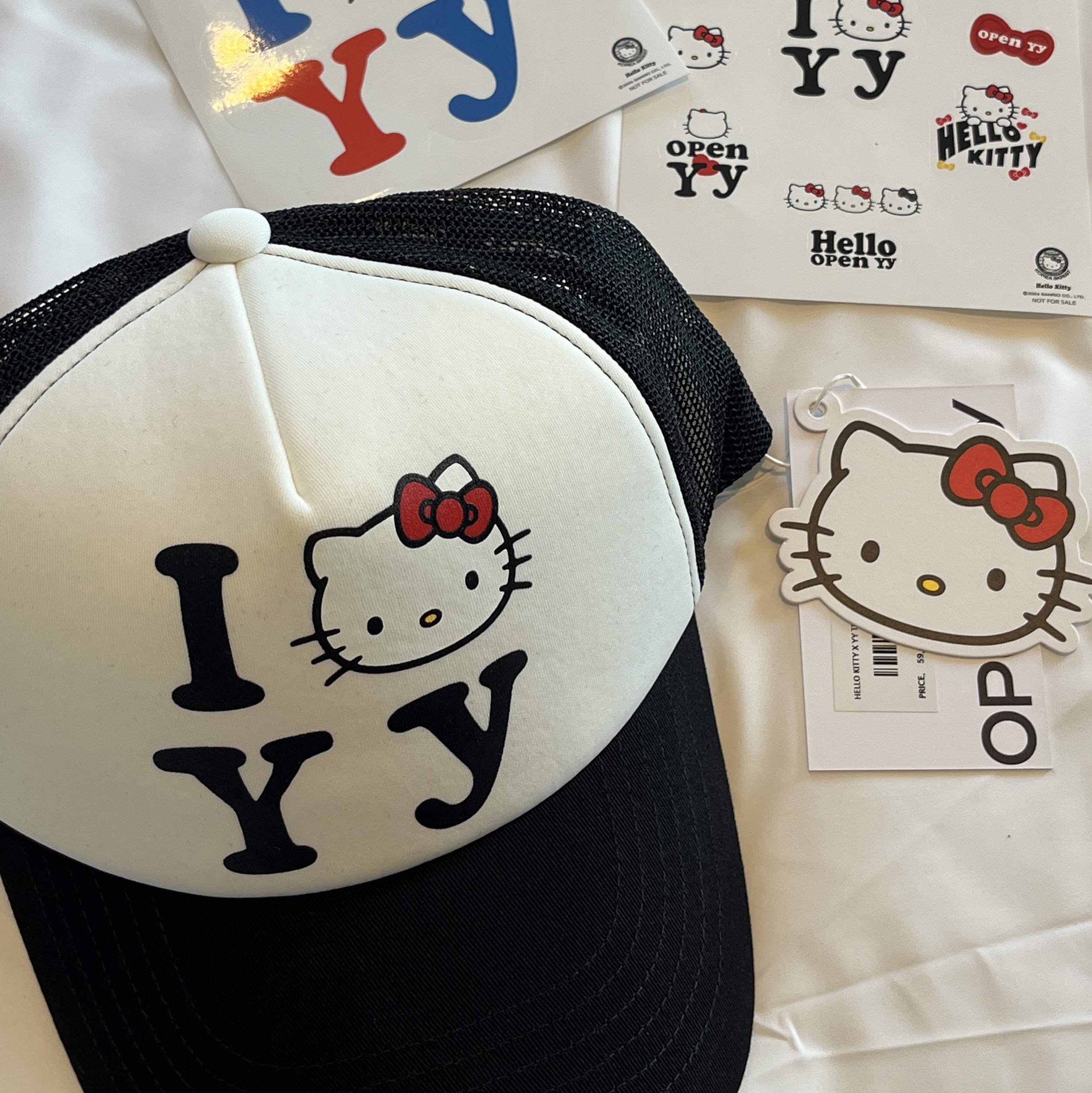 Open Yy x Hello Kitty Trucker Cap Black ์ฐฉ์ฉ ์คํ์ผ