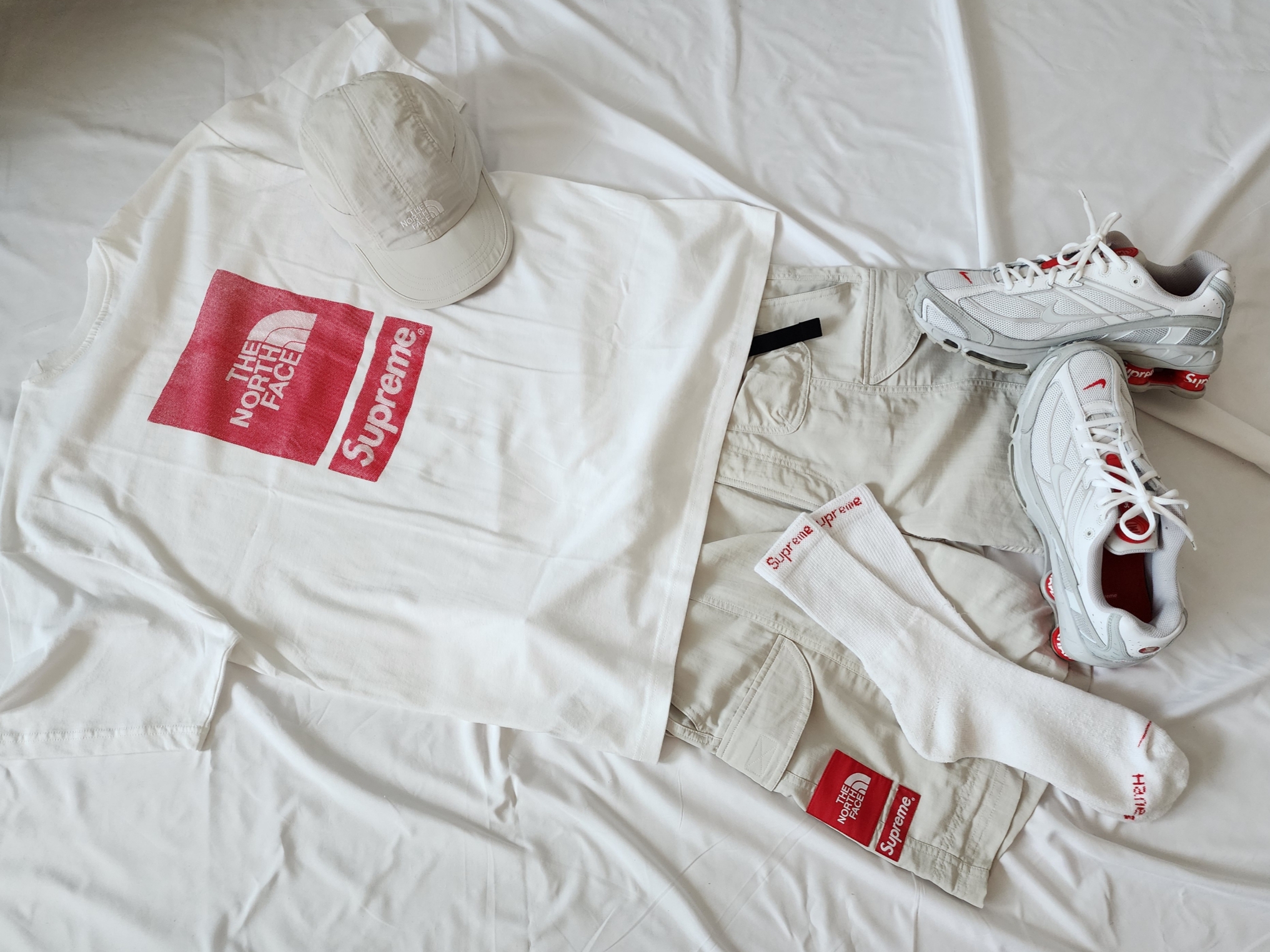 Supreme Hanes Crew Socks White (4 Pack), Nike x Supreme Shox Ride 2 SP White 착용 스타일 - 1