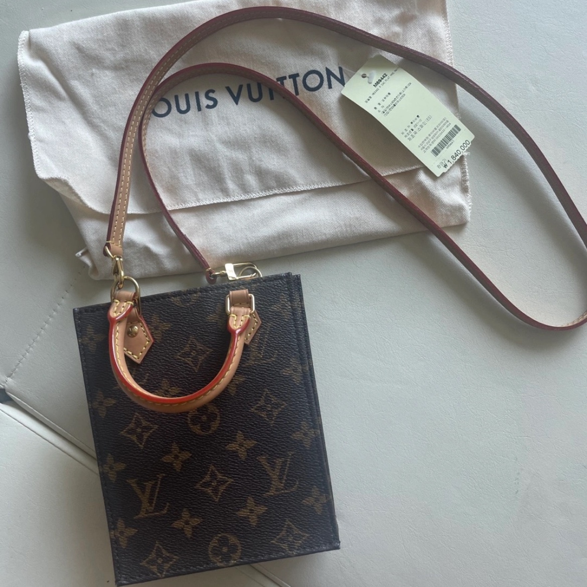 Louis Vuitton Petit Sac Plat Monogram 착용 스타일