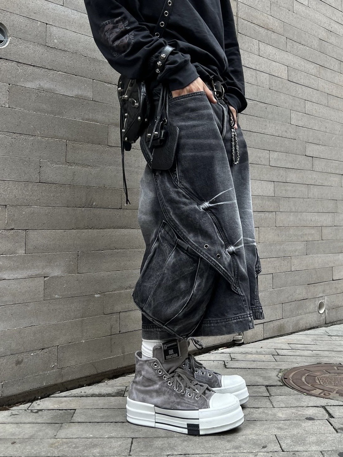 BLR Curved Cover Cargo Bermuda Washing Denim Pants Black, Converse x Drkshdw DBL Drkstar Overdye Chuck 70 Hi Concrete 착용 스타일