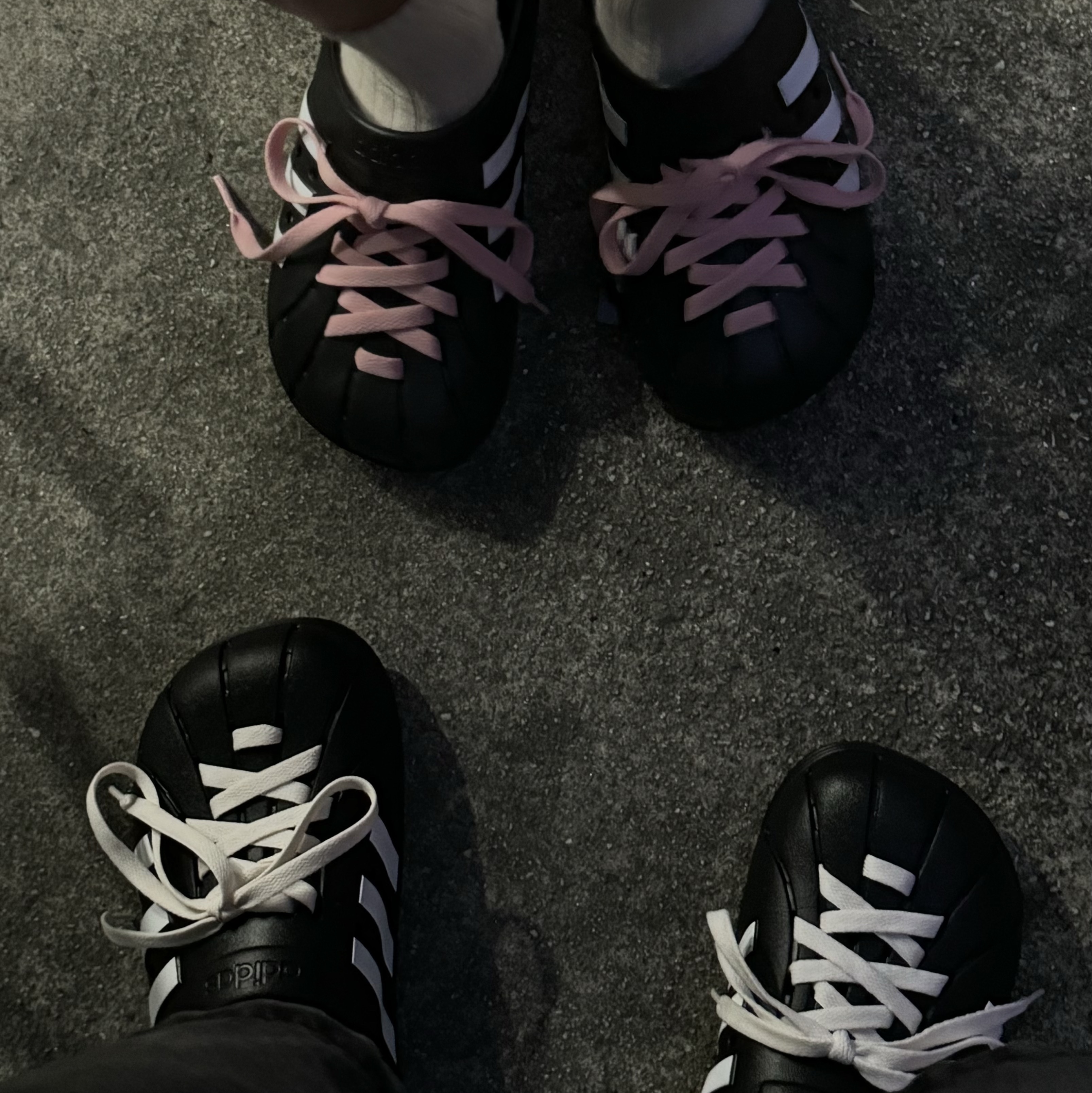 Adidas Adilette Clog Black White 착용 스타일