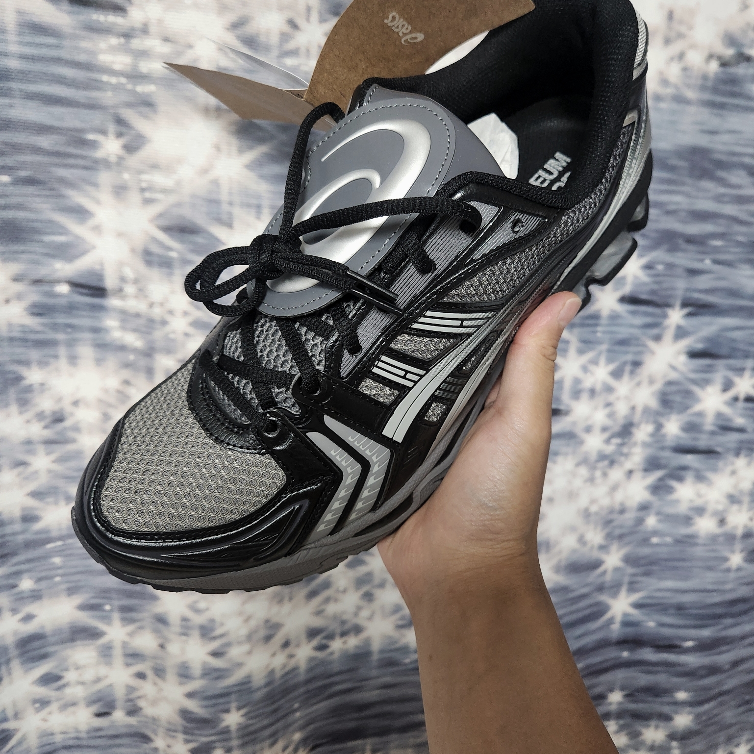 Asics x The Museum Visitor Gel-Kayano 14 Polar Shade Illusion Blue, Asics x The Museum Visitor Gel-Kayano 14 Cream Mineral Brown 착용 스타일 - 2