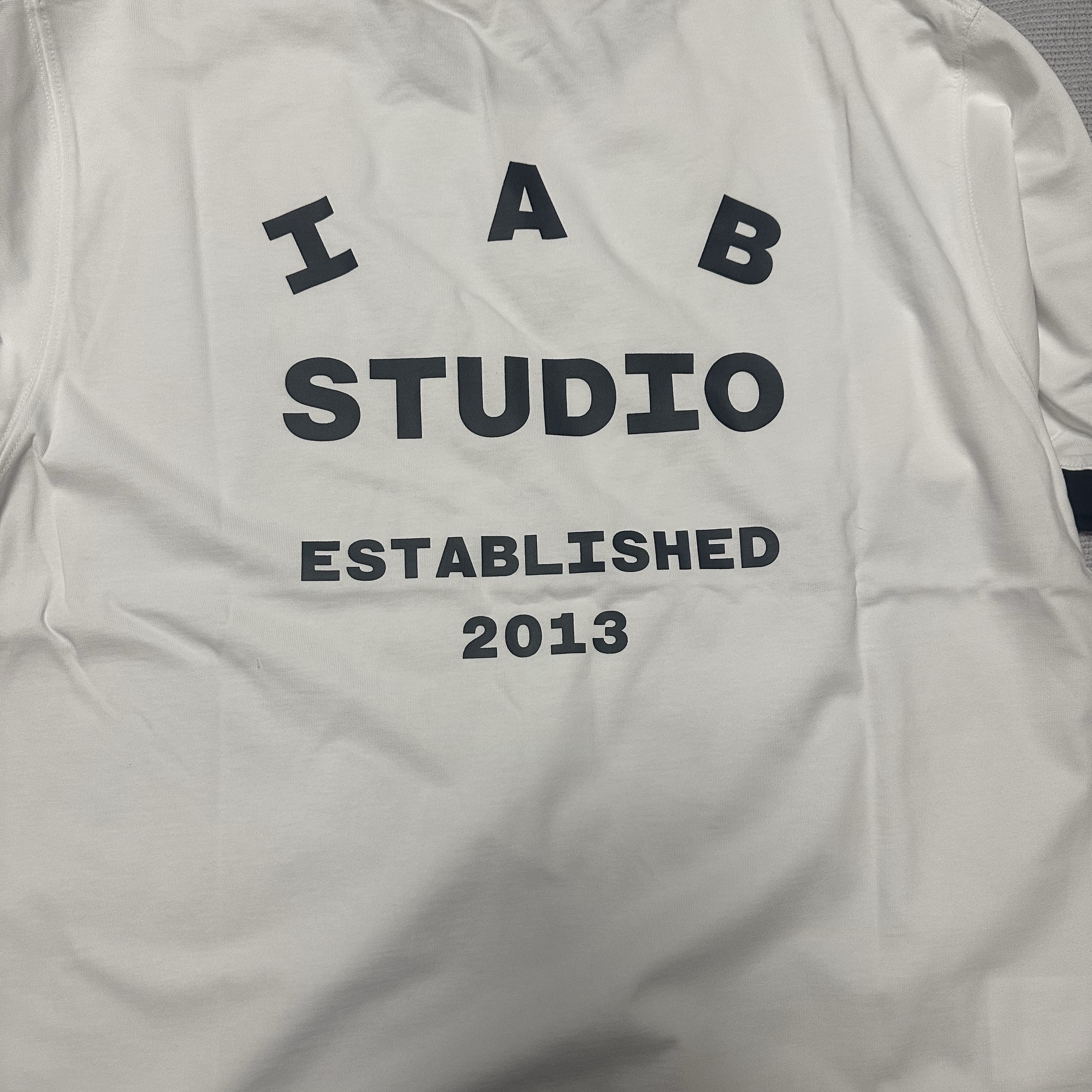 IAB Studio Established T-Shirt White Black 착용 스타일 - 1