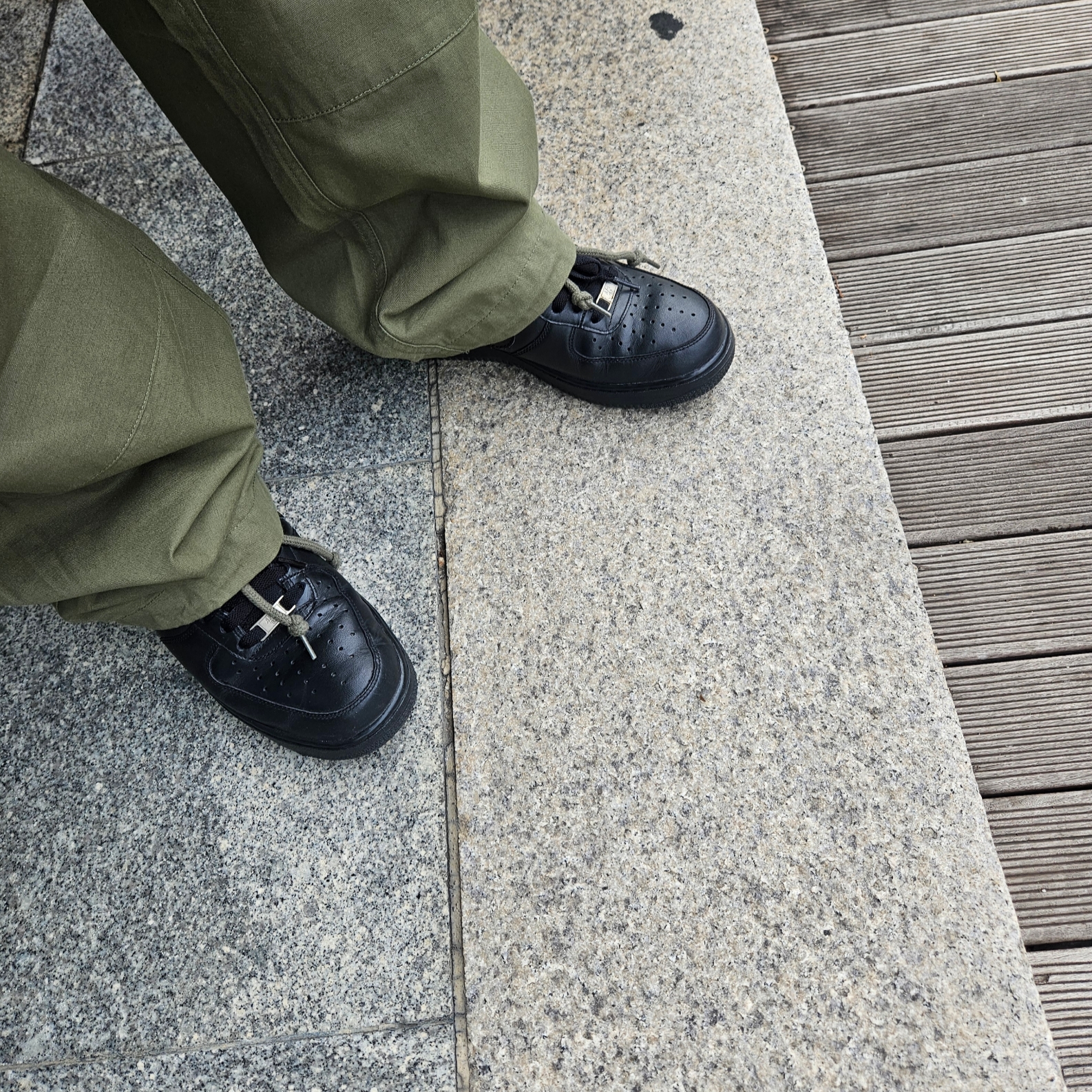 Nike Air Force 1 '07 Low Triple Black 착용 스타일