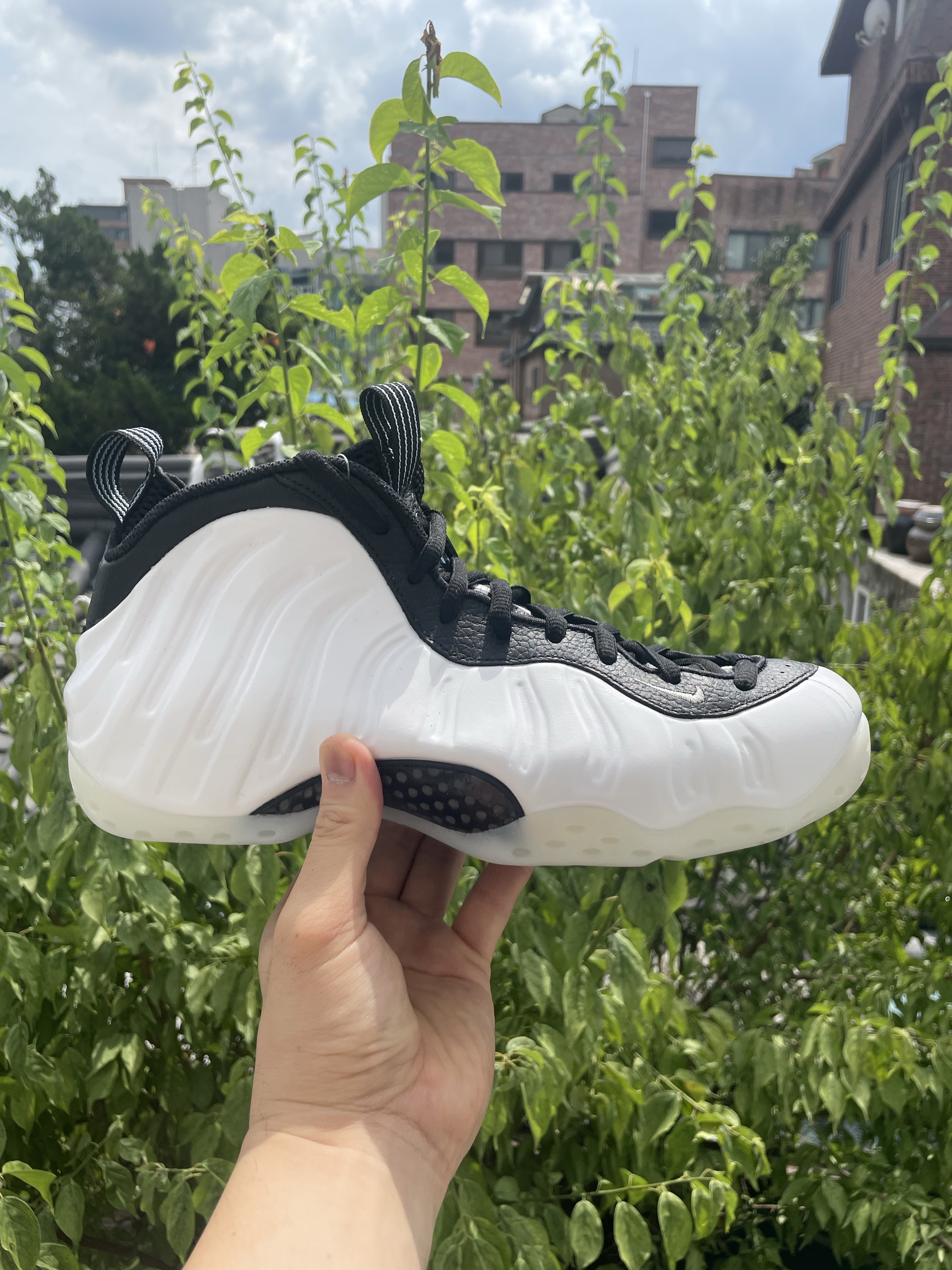 Nike Air Foamposite One White and Black 착용 스타일