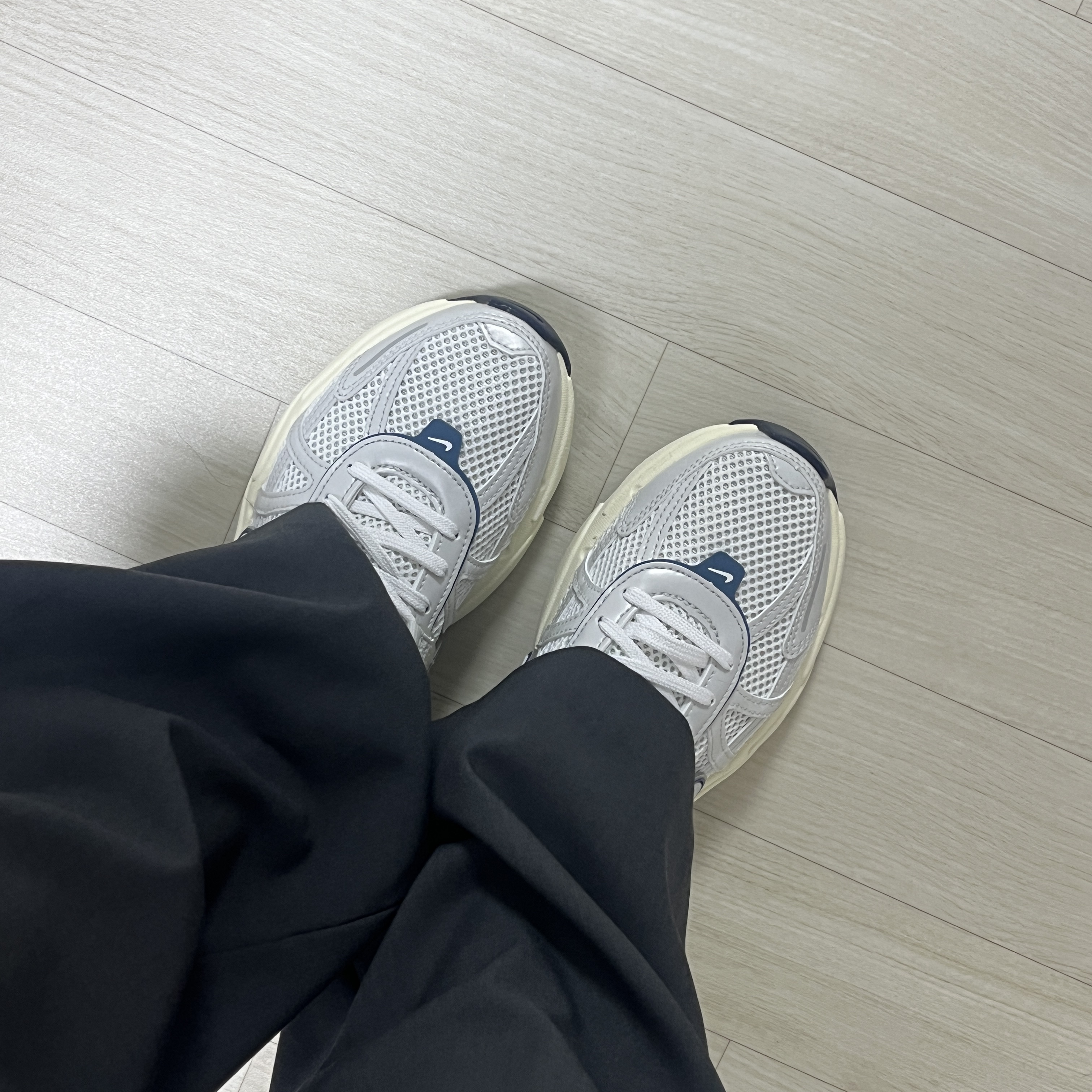 Nike V2K Run White Photon Dust 착용 스타일 - 1