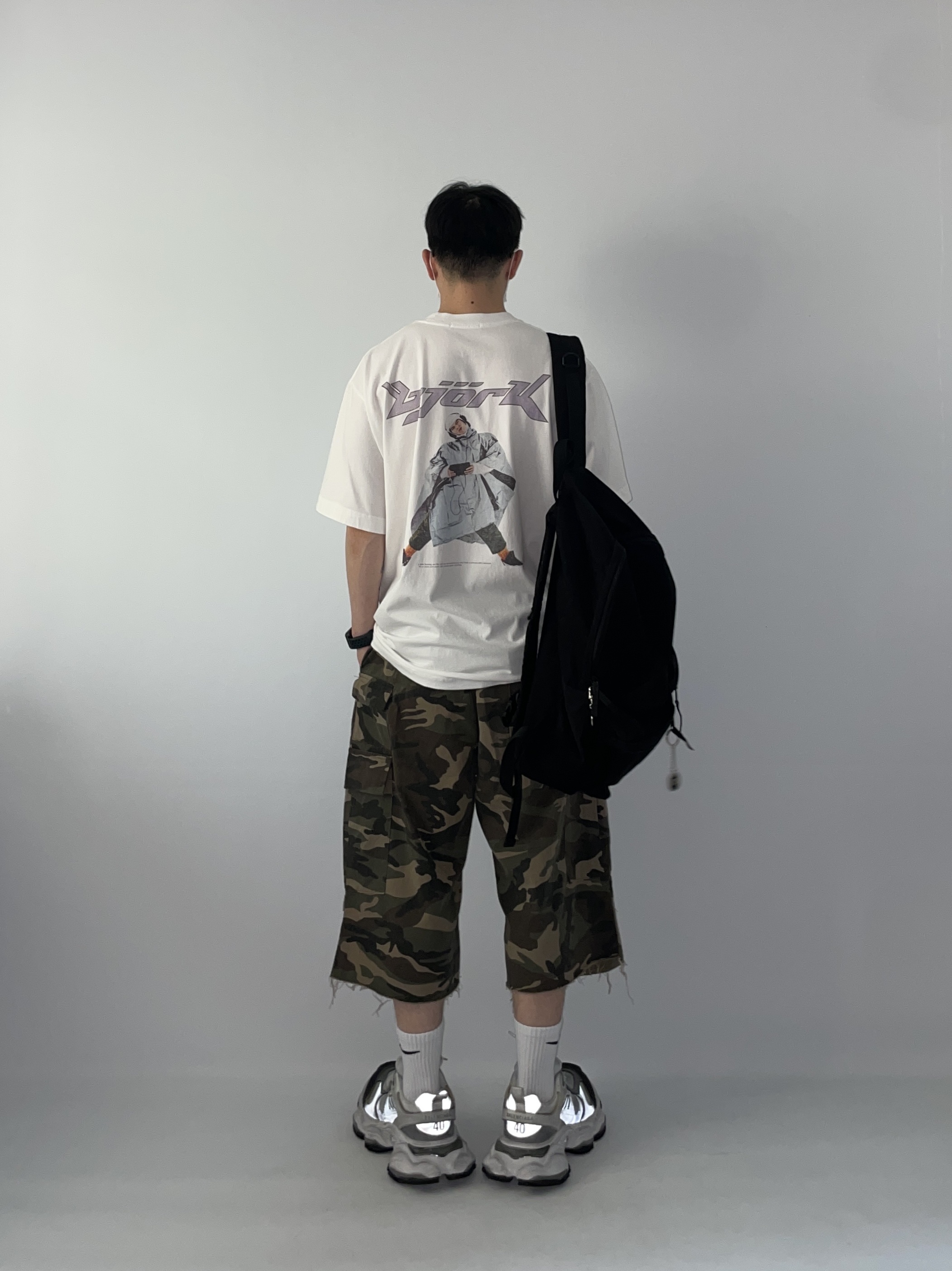 Balenciaga Cargo Sneakers White Grey 착용 스타일 - 4