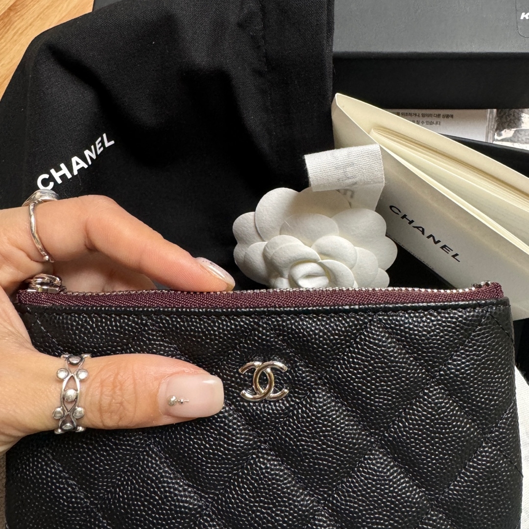Chanel Classic Mini Pouch Grained Calfskin & Silver Black 착용 스타일 - 1
