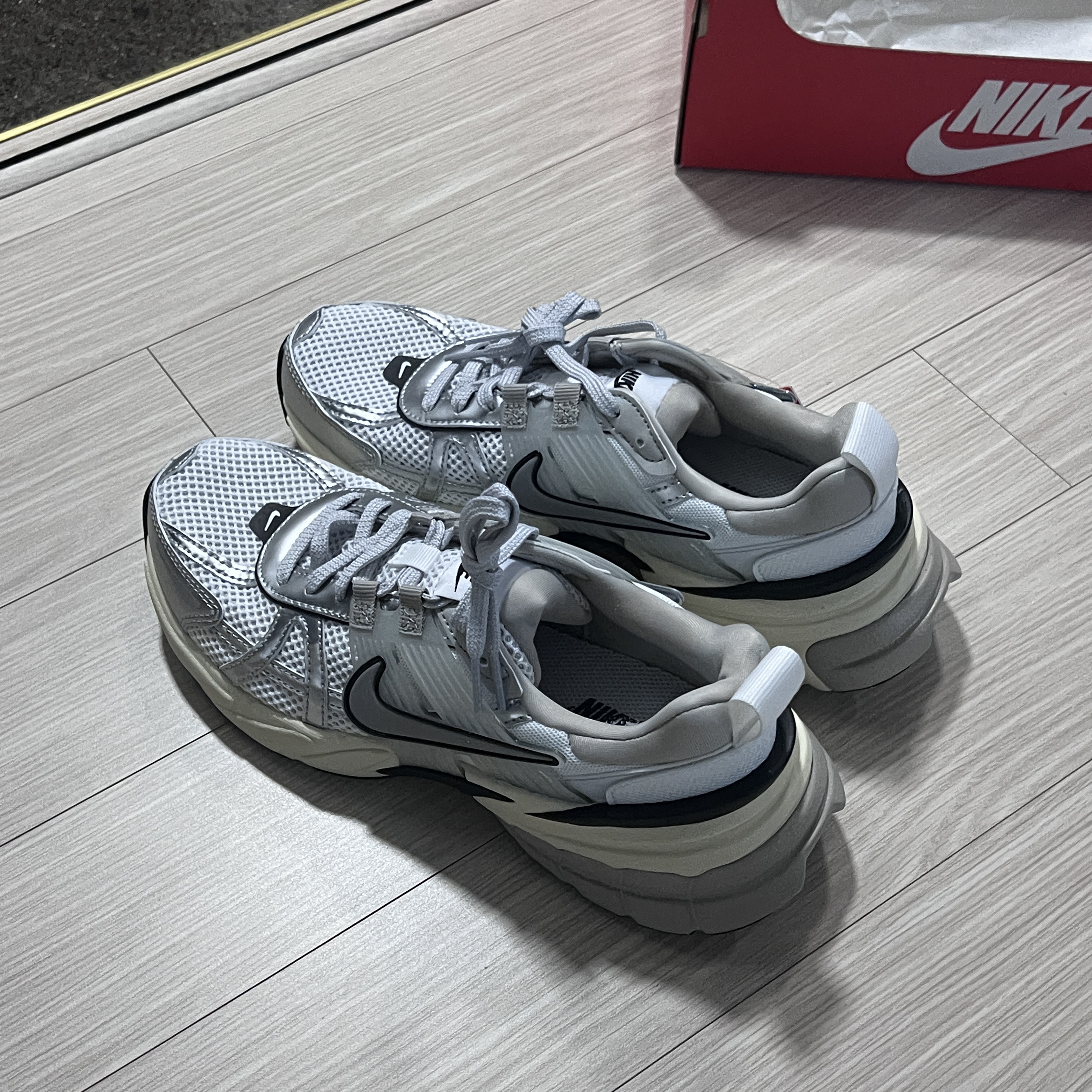 Nike V2K Run Summit White Metallic Silver 착용 스타일